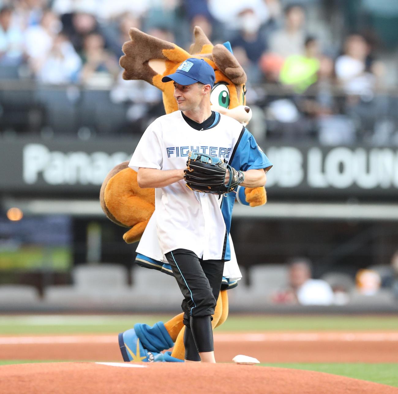 日本ハム対オリックス　ファーストピッチセレモニーで投球するルメール騎手（撮影・黒川智章）