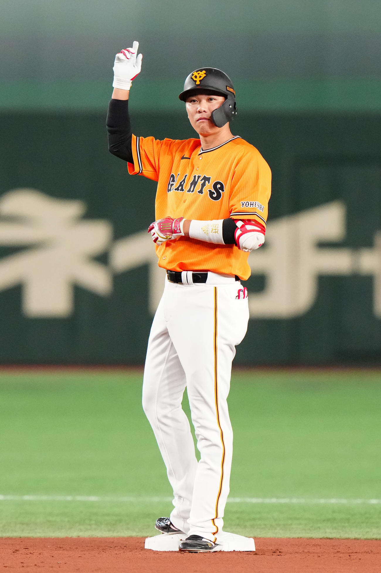 巨人対中日　1回表巨人1死、フェンス直撃二塁打を放った坂本（撮影・江口和貴）