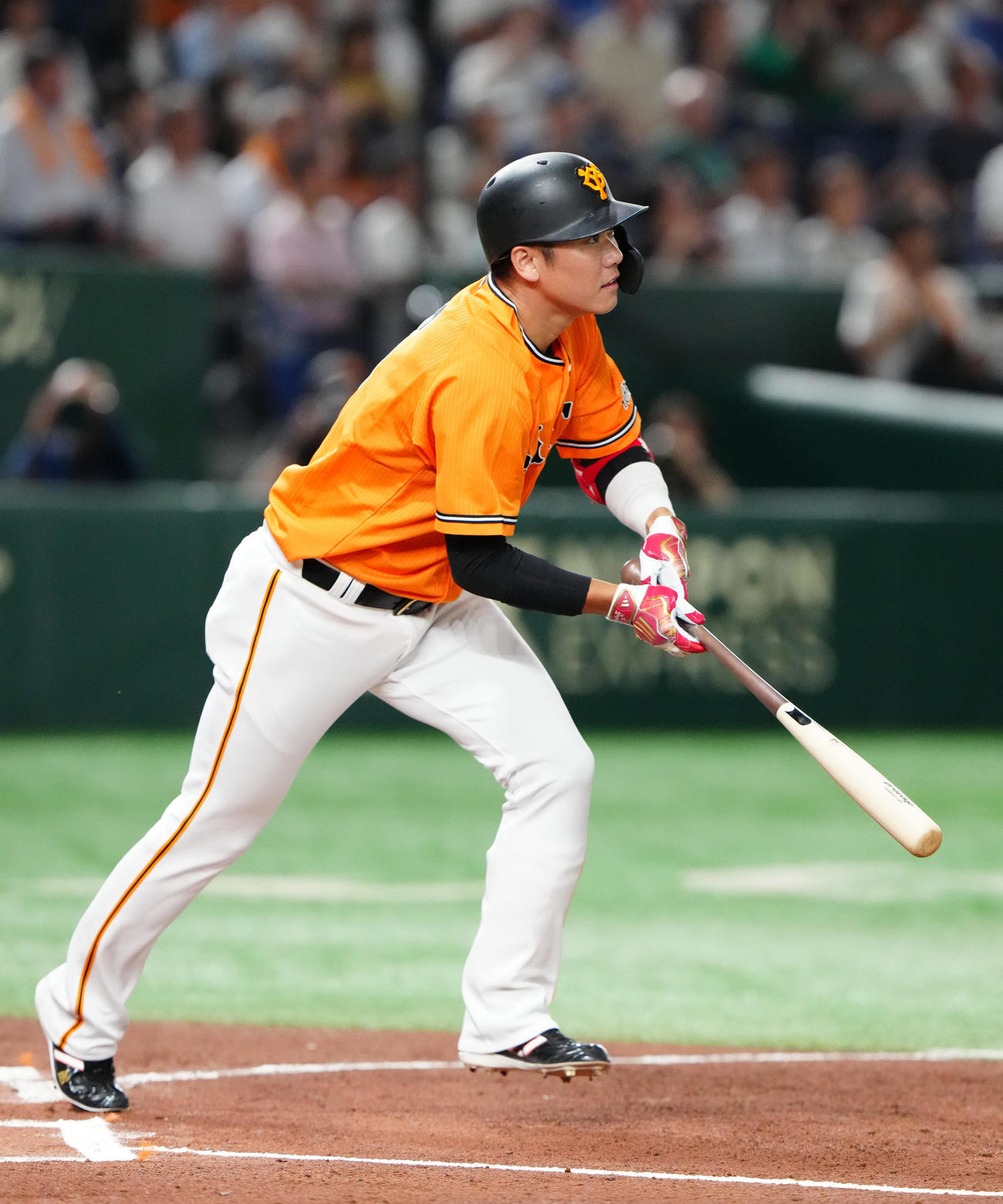 巨人対中日　1回表巨人1死、フェンス直撃二塁打を放つ坂本（撮影・江口和貴）