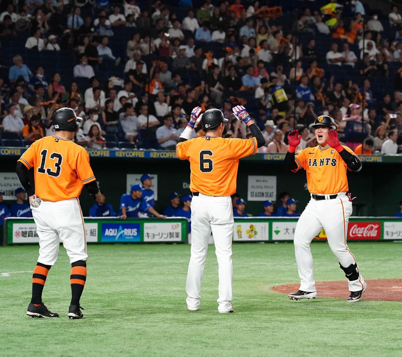 巨人対中日　1回表巨人1死一、二塁、3点本塁打を放ち、坂本（中央）とタッチを交わす岡本和。左は梶谷（撮影・江口和貴）