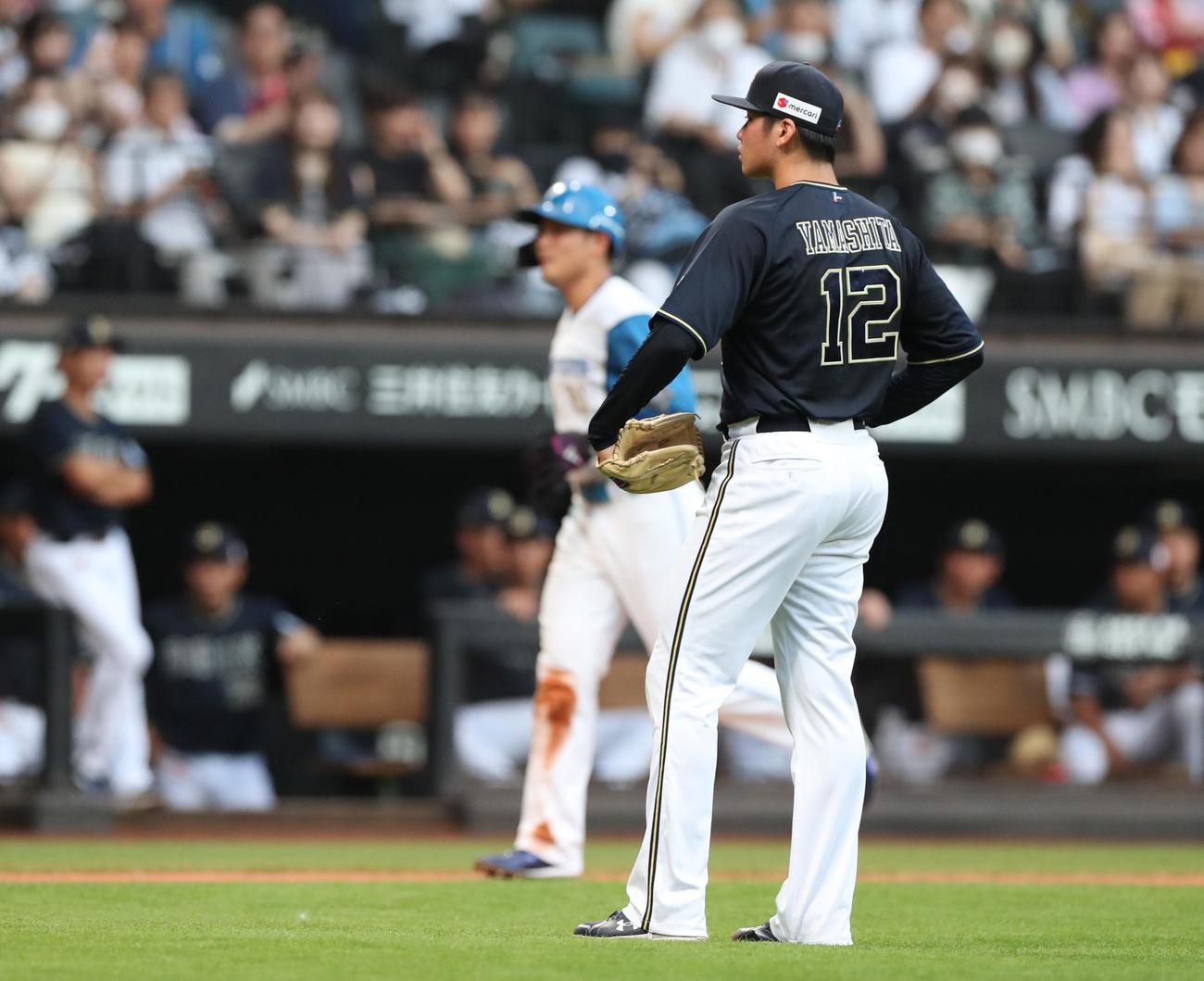 日本ハム対オリックス　1回裏日本ハム2死満塁、ボークで1点を失う山下。左は生還する清宮（撮影・黒川智章）