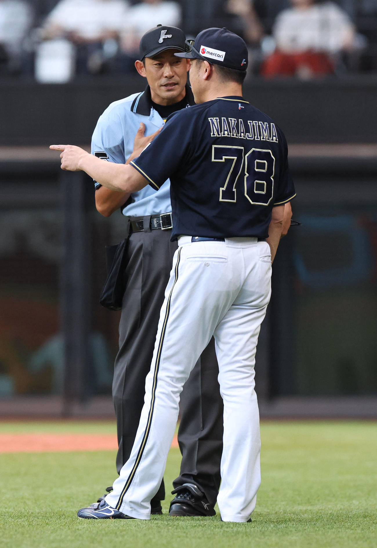 日本ハム対オリックス　1回裏日本ハム2死満塁、山下のボークの判定に球審に歩み寄る中嶋監督（撮影・佐藤翔太）