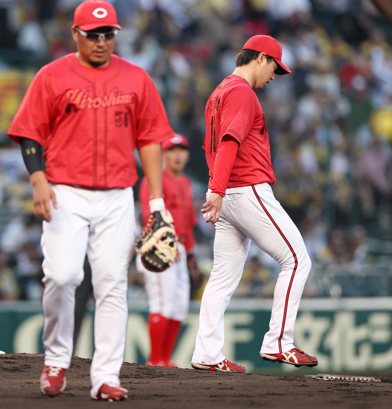 1回裏阪神1死二塁、野村（右）は森下に先制中前適時打を打たれうつむく（撮影・上山淳一）