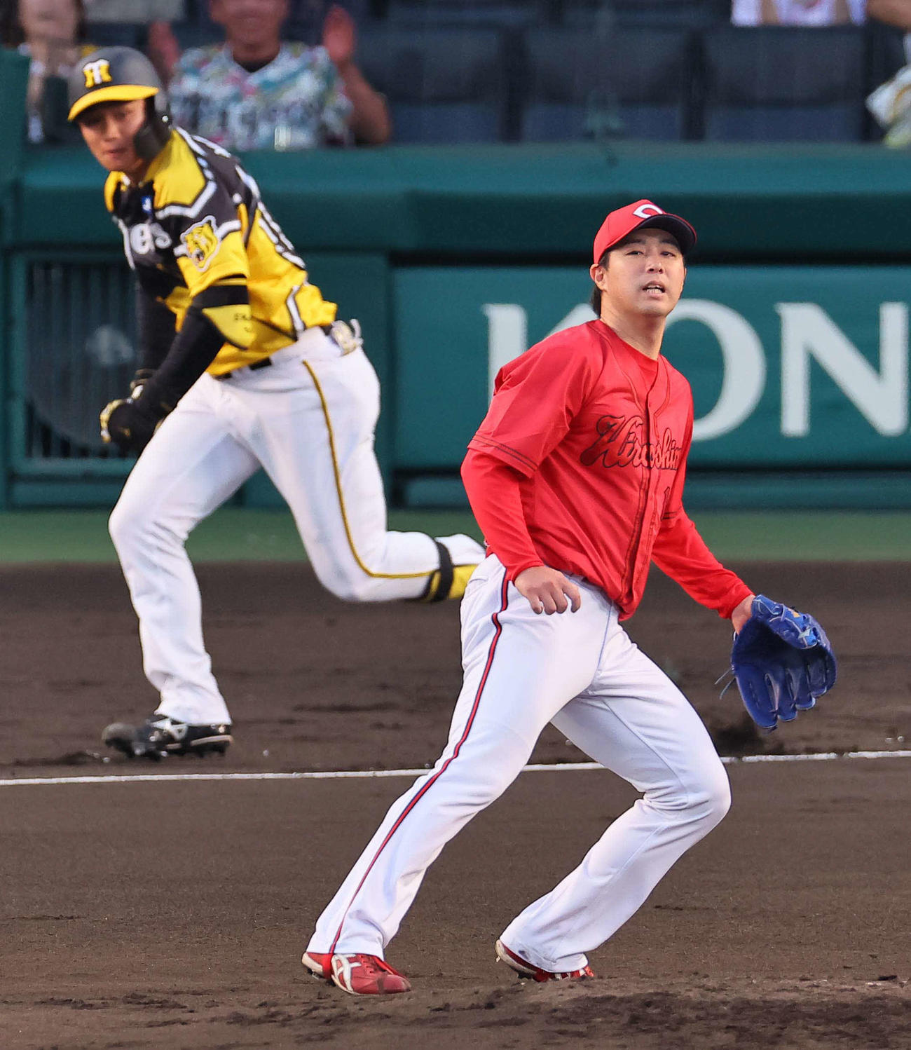 1回裏阪神1死二塁、野村（左）は森下に中前先制適時打を浴びる（撮影・上田博志）