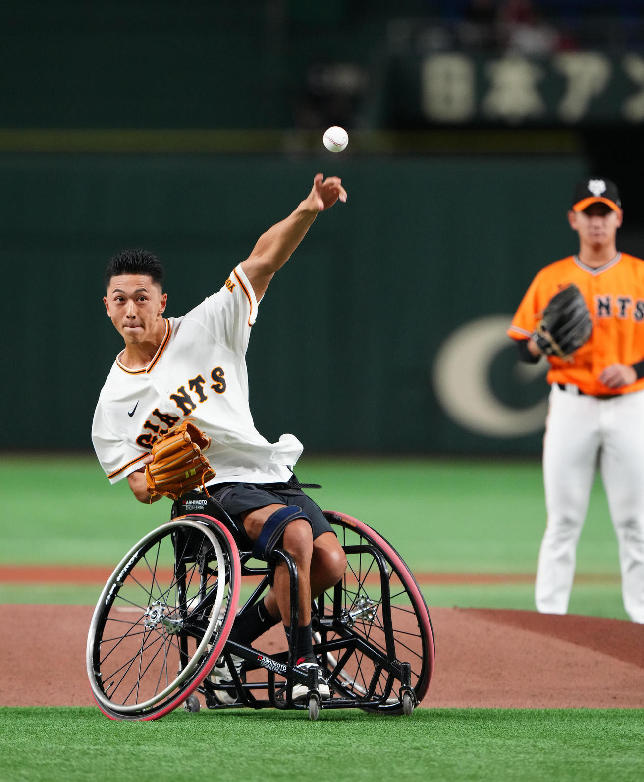 巨人対中日　試合前、始球式に臨む車いすテニスの小田凱人（撮影・江口和貴）
