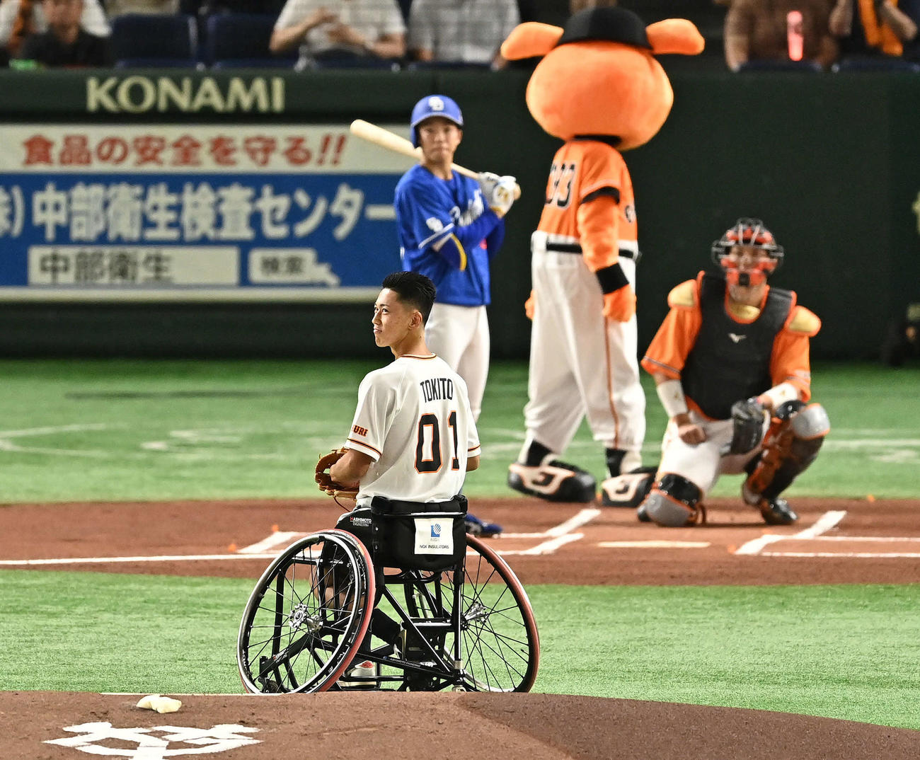 巨人対中日　始球式に臨むプロ車いすテニス選手の小田（撮影・滝沢徹郎）