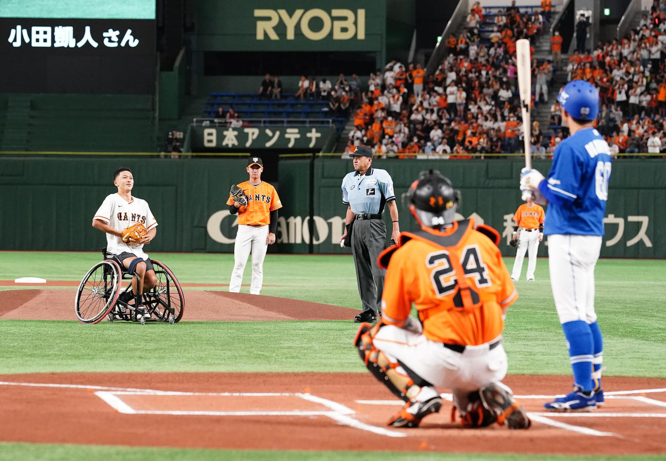 巨人対中日　試合前、始球式に臨む車いすテニスの小田凱人（撮影・江口和貴）