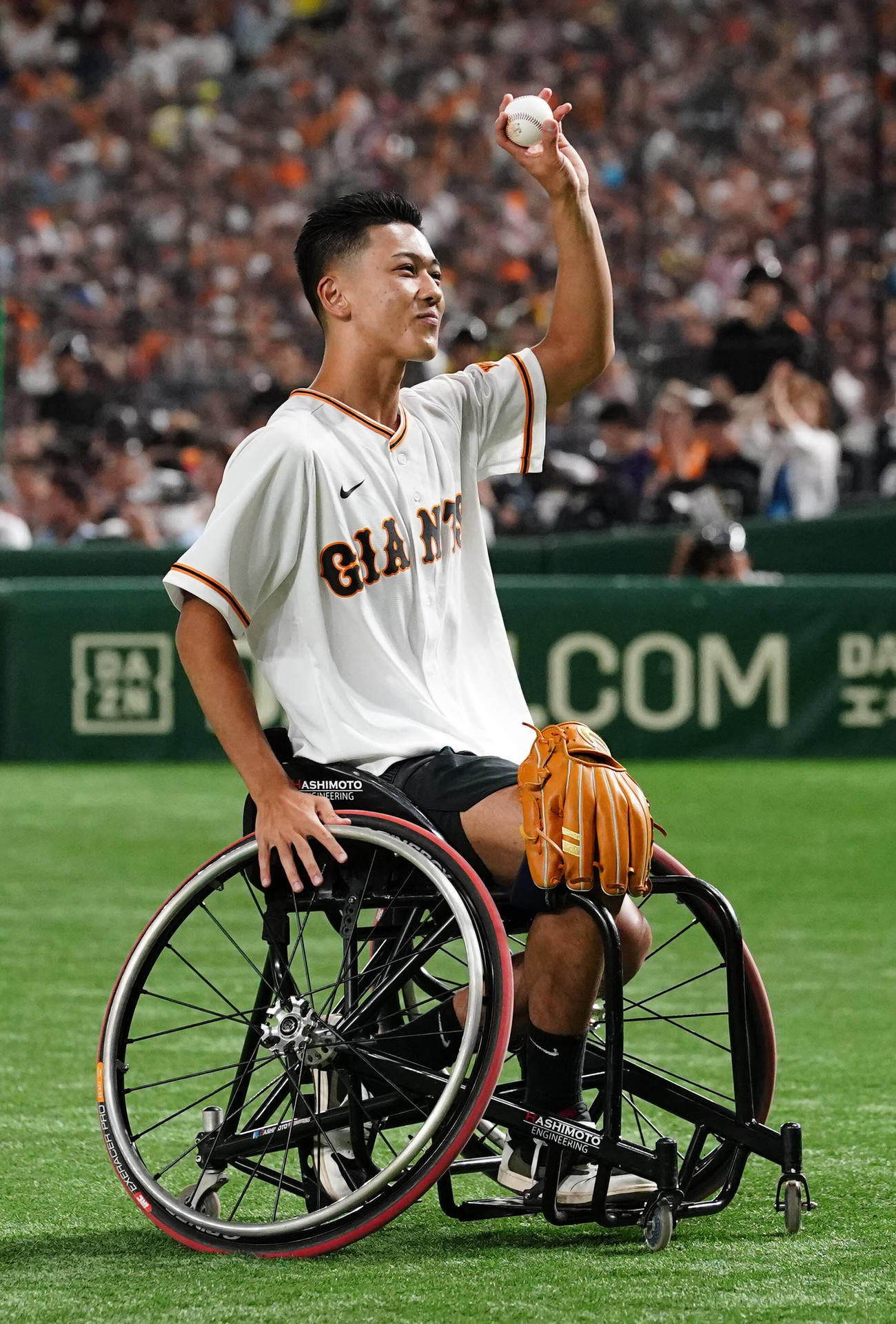巨人対中日　試合前、始球式に臨んだ車いすテニスの小田（撮影・江口和貴）