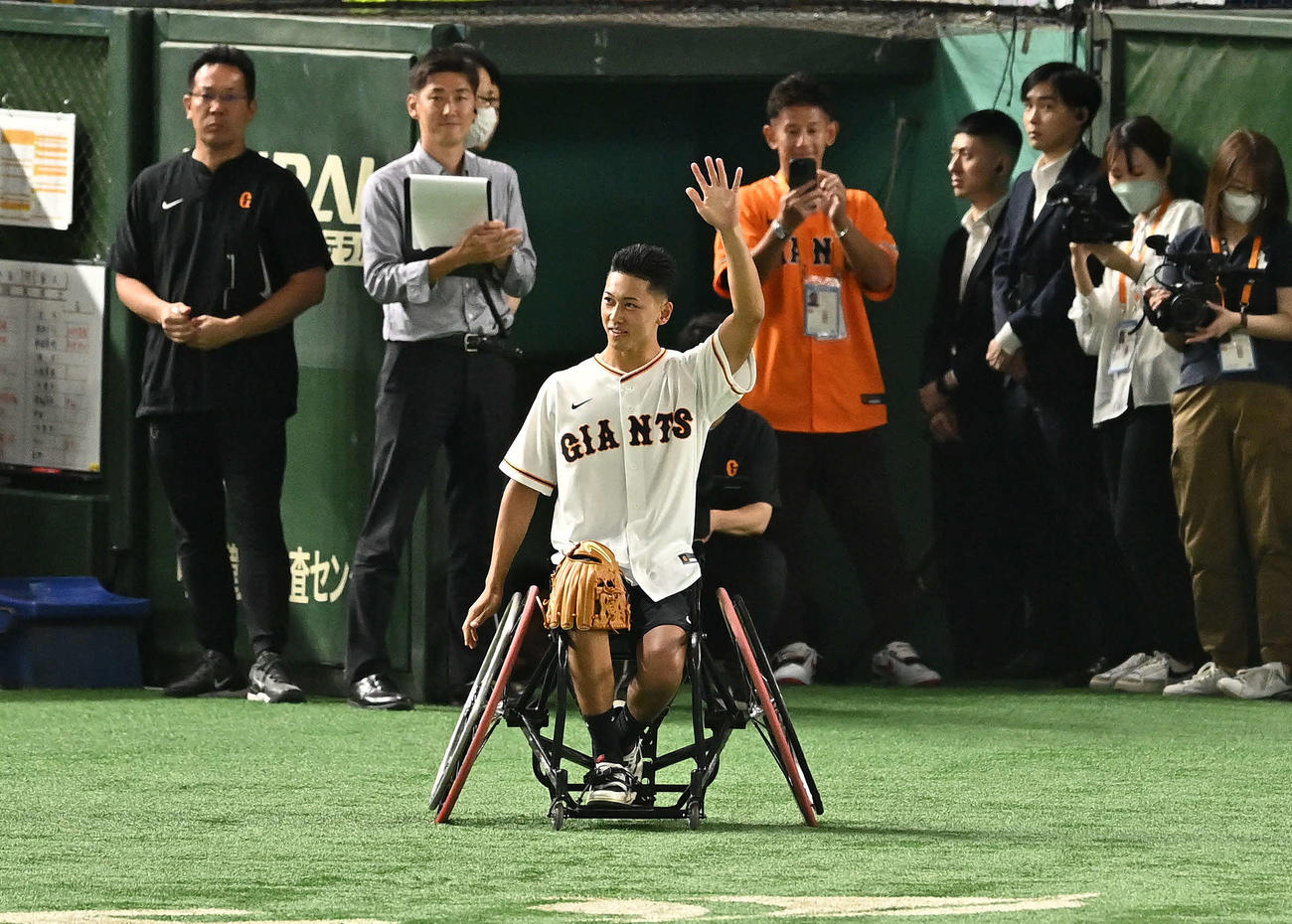 巨人対中日　始球式に臨むプロ車いすテニス選手の小田（撮影・滝沢徹郎）