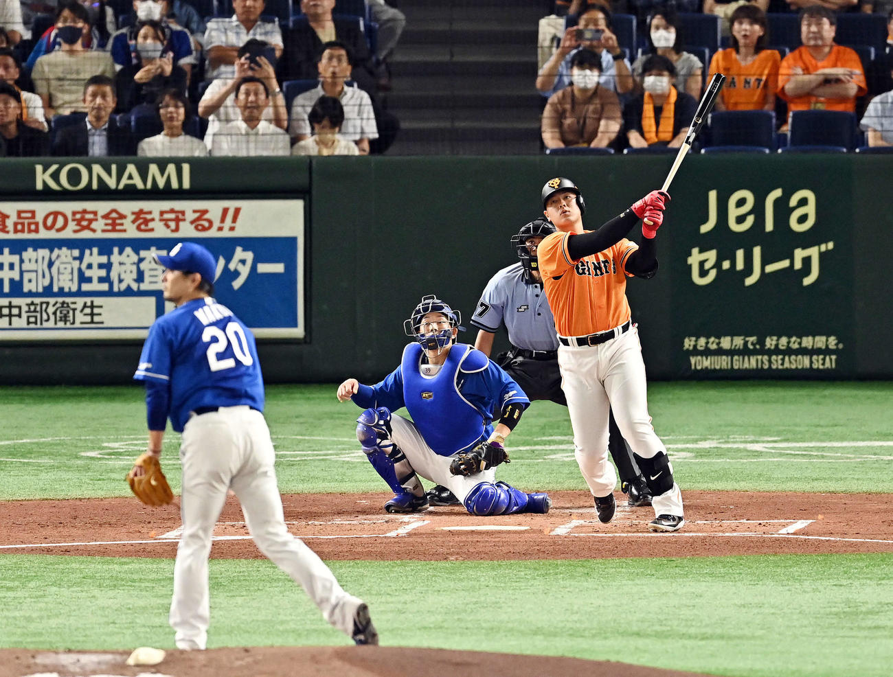巨人対中日　1回裏巨人1死一、二塁、岡本和は右中間へ3点本塁打を放つ。投手涌井（撮影・滝沢徹郎）