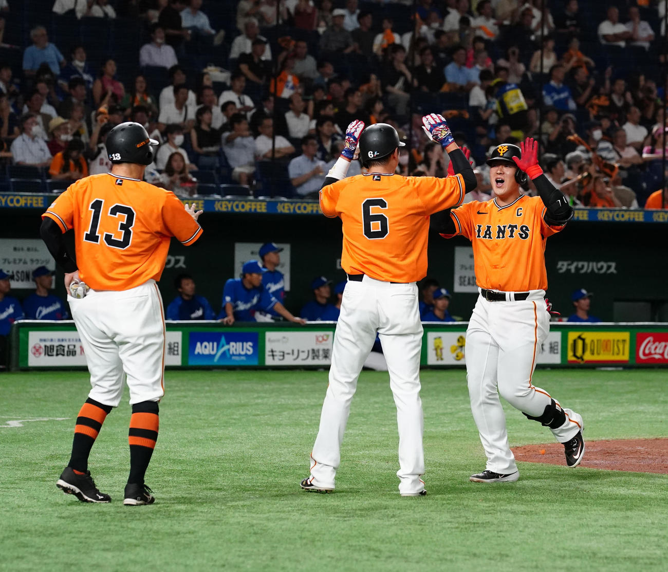 巨人対中日　1回裏巨人1死一、二塁、3点本塁打を放ち、坂本（中央）とタッチを交わす岡本和。左は梶谷（撮影・江口和貴）