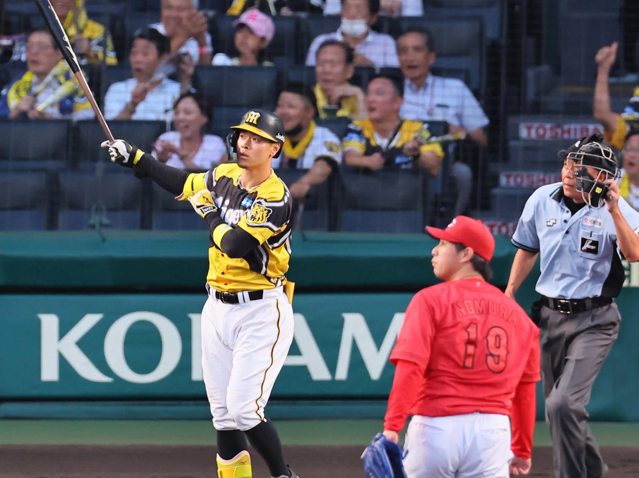 阪神対広島　1回裏阪神2死一塁、右翼線へ大飛球を放つ佐藤輝。惜しくもファウル（撮影・上田博志）
