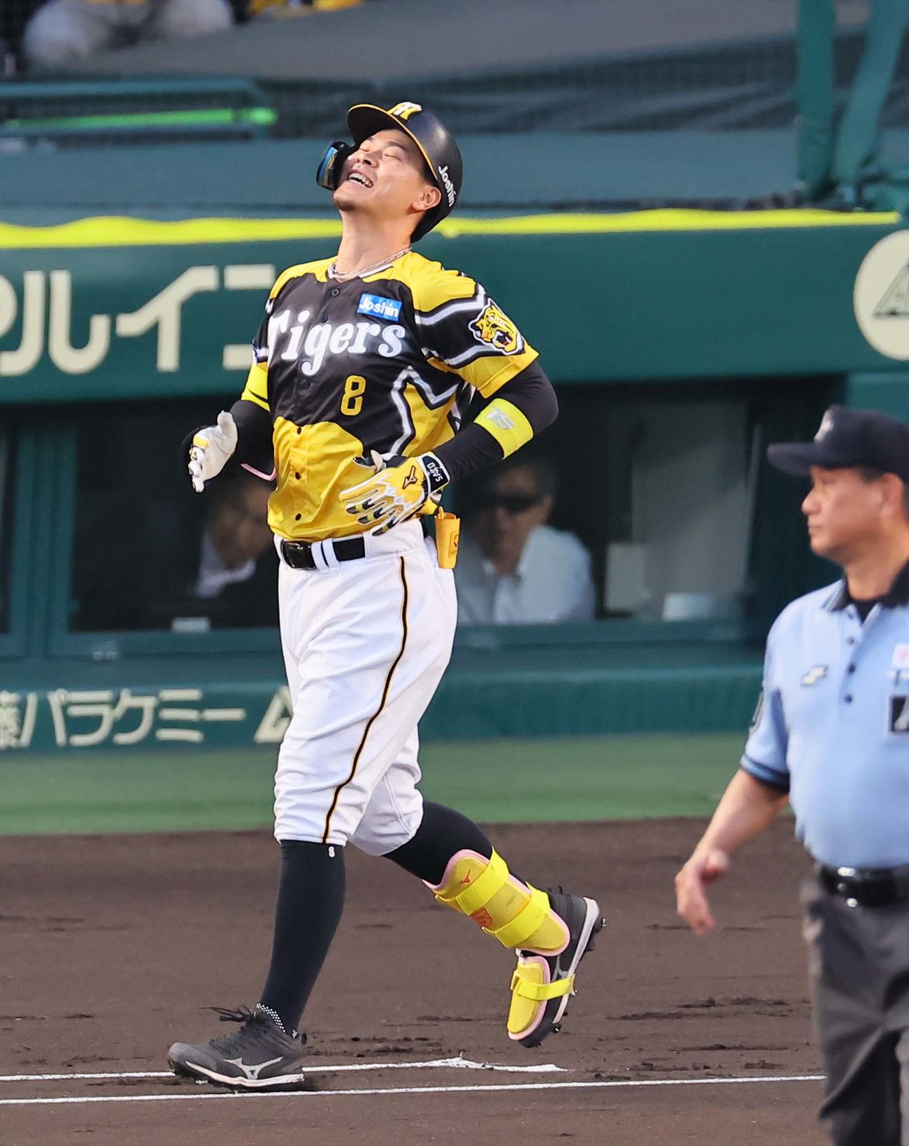 1回裏阪神2死一塁、右翼線へ2度目の大飛球を放った佐藤輝はファウルの判定に悔しそうな表情（撮影・上田博志）