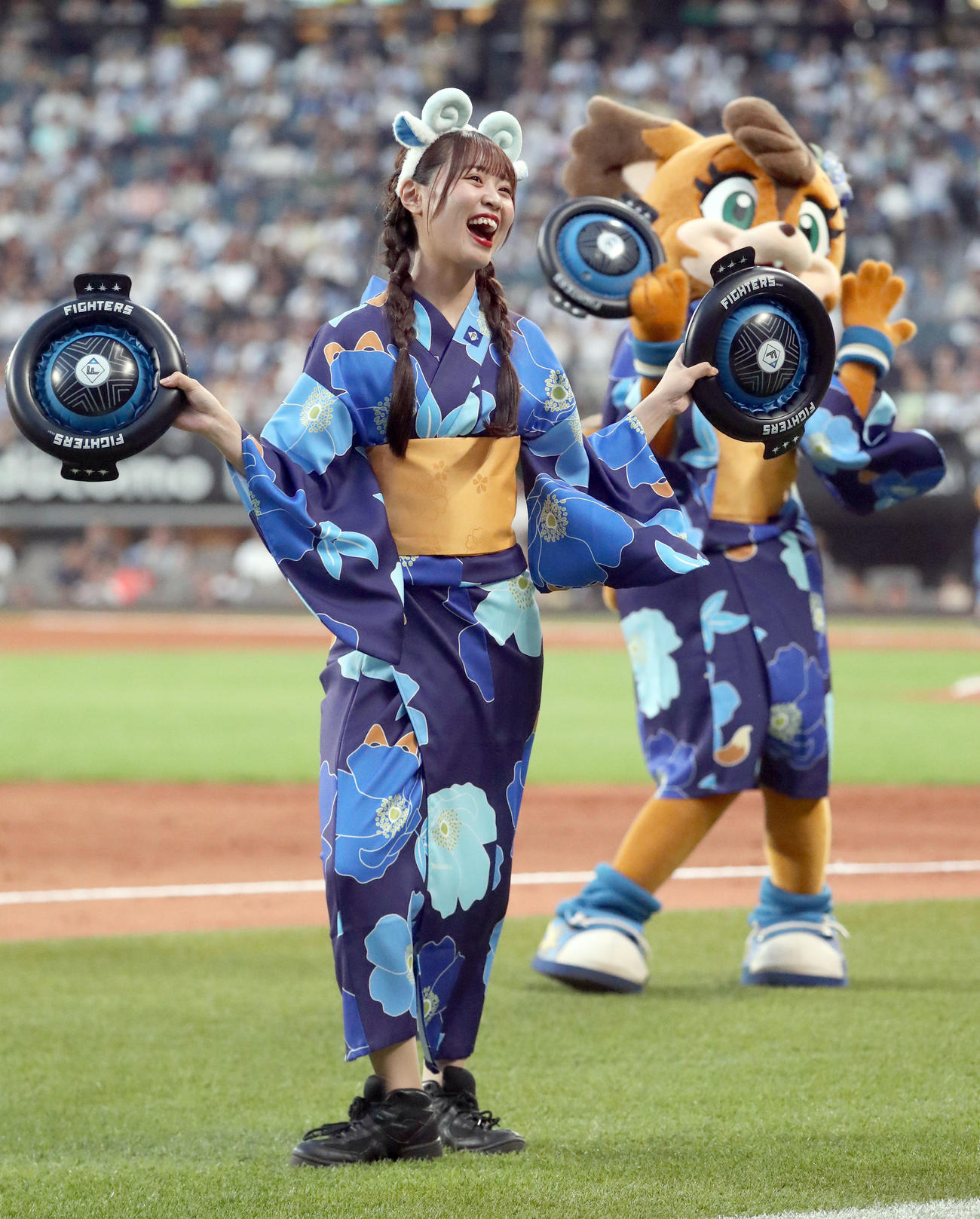 日本ハム対オリックス　「ジンギスカンダンス」を踊るファイターズガールの竹市琴美（撮影・佐藤翔太）