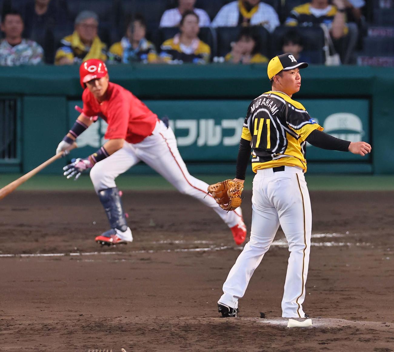 阪神対広島　3回表広島2死三塁、村上（右）は野間に勝ち越し適時打を浴びる（撮影・上田博志）