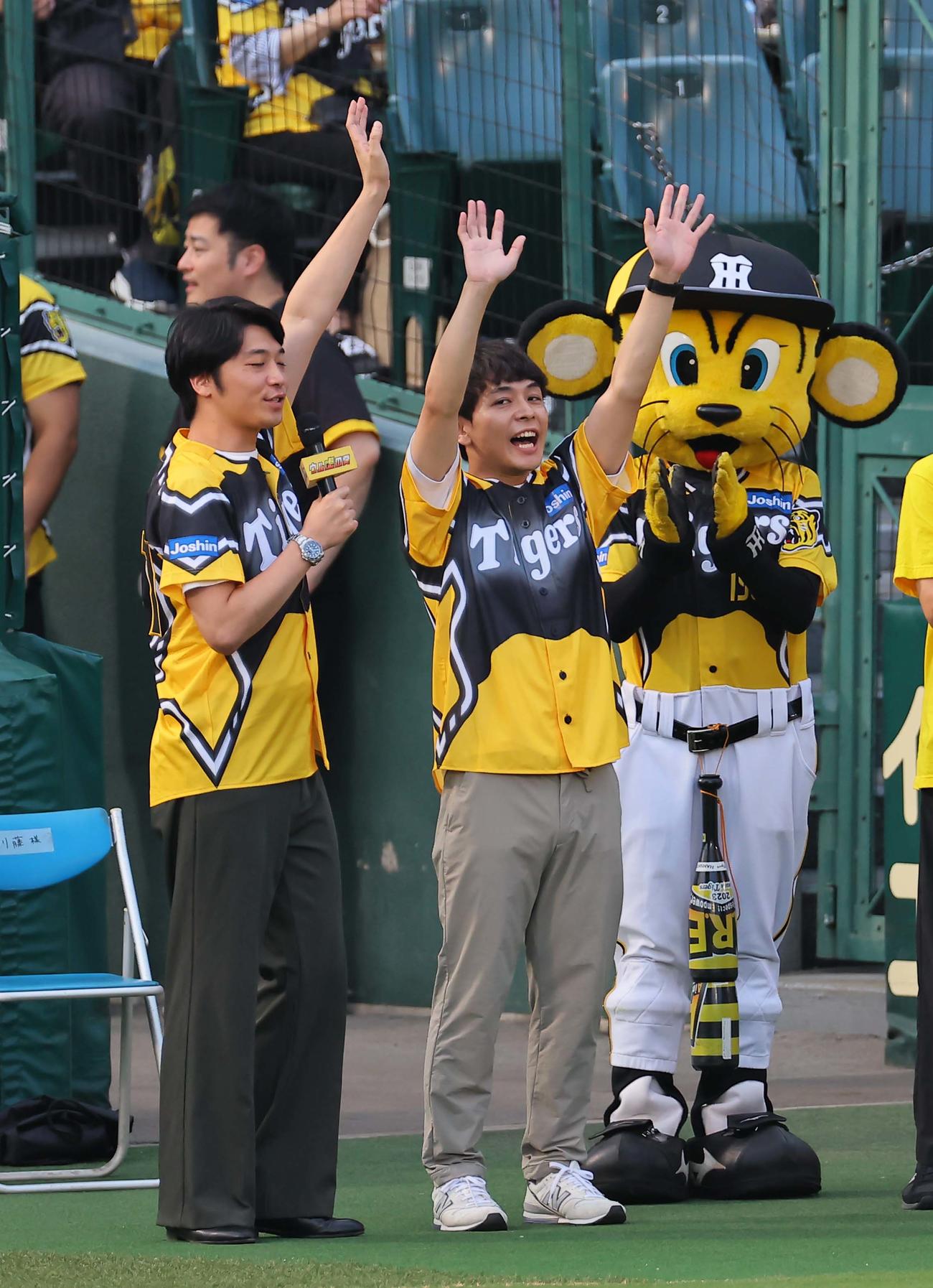 阪神対広島　甲子園球場のグラウンドに立つさや香（撮影・上田博志）