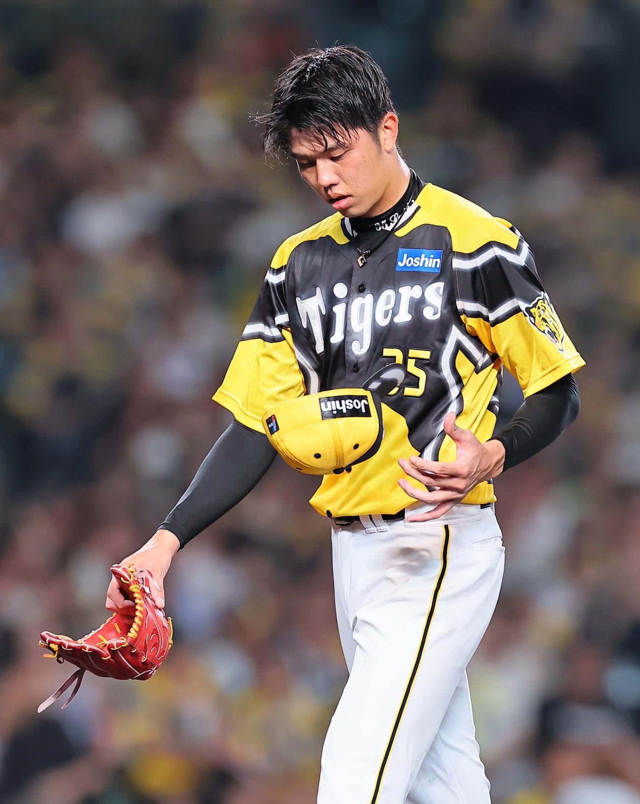 阪神対巨人　5回途中で降板する才木浩人（2023年7月27日撮影）