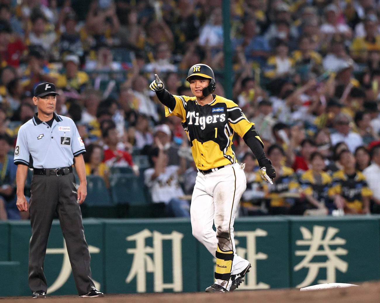 阪神対広島　3回裏阪神1死一、二塁、森下（右）の右前打を右翼手野間が後逸し2点入り三塁で喜ぶ（撮影・上山淳一）