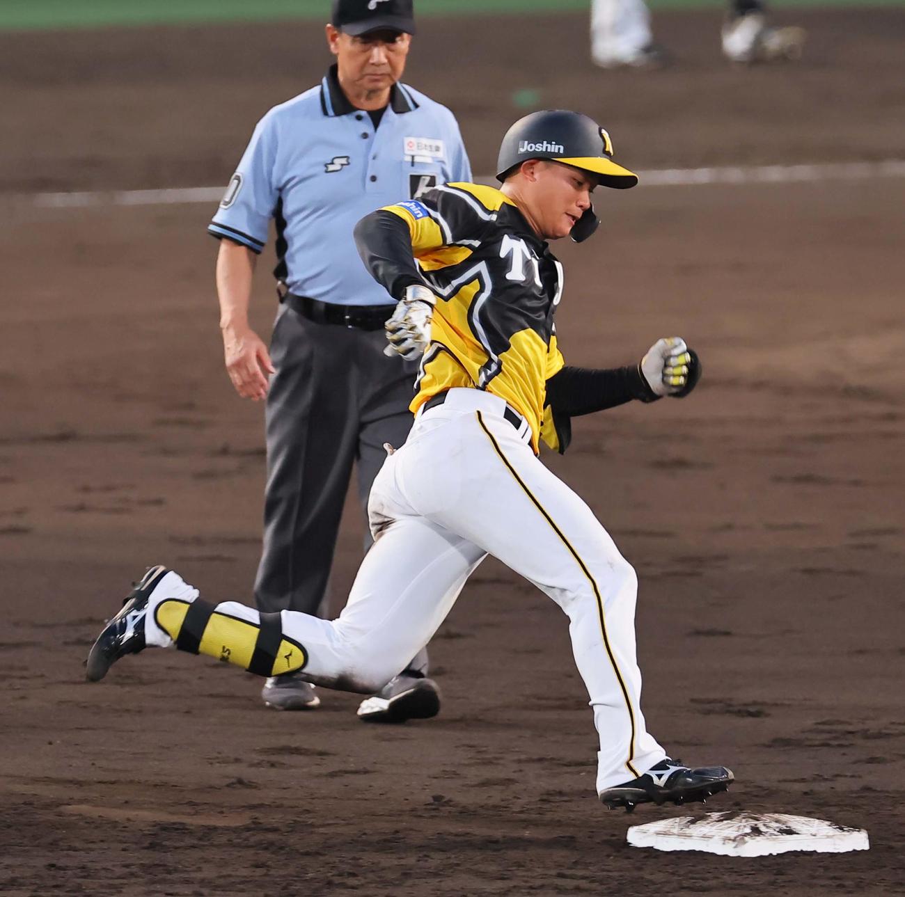 阪神対広島　1死一、二塁、右前に適時打を放った森下は野間のエラーで三塁まで進む（撮影・上田博志）
