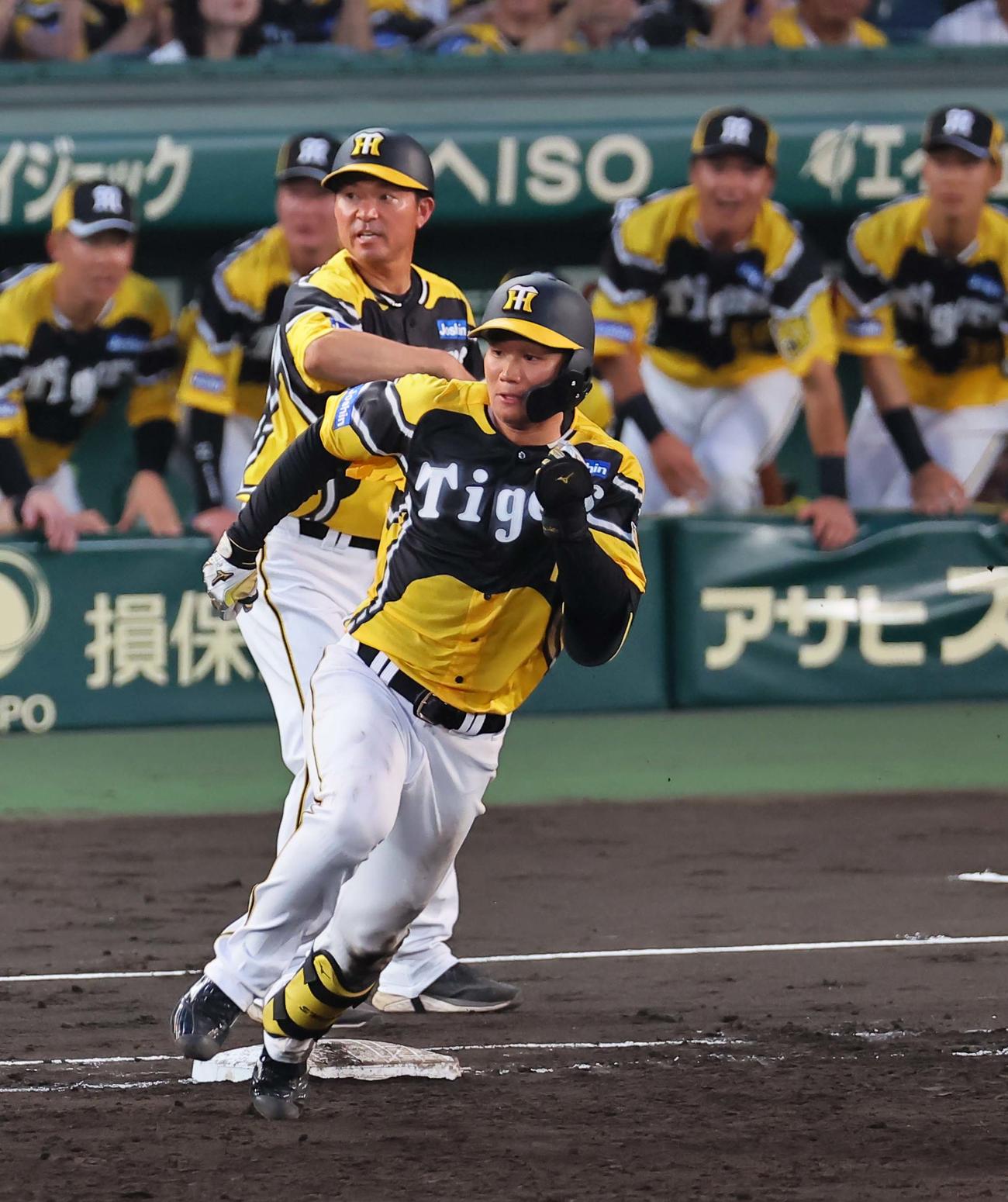 阪神対広島　1死一、二塁、右前に適時打を放った森下は野間のエラーで三塁まで進む（撮影・上田博志）