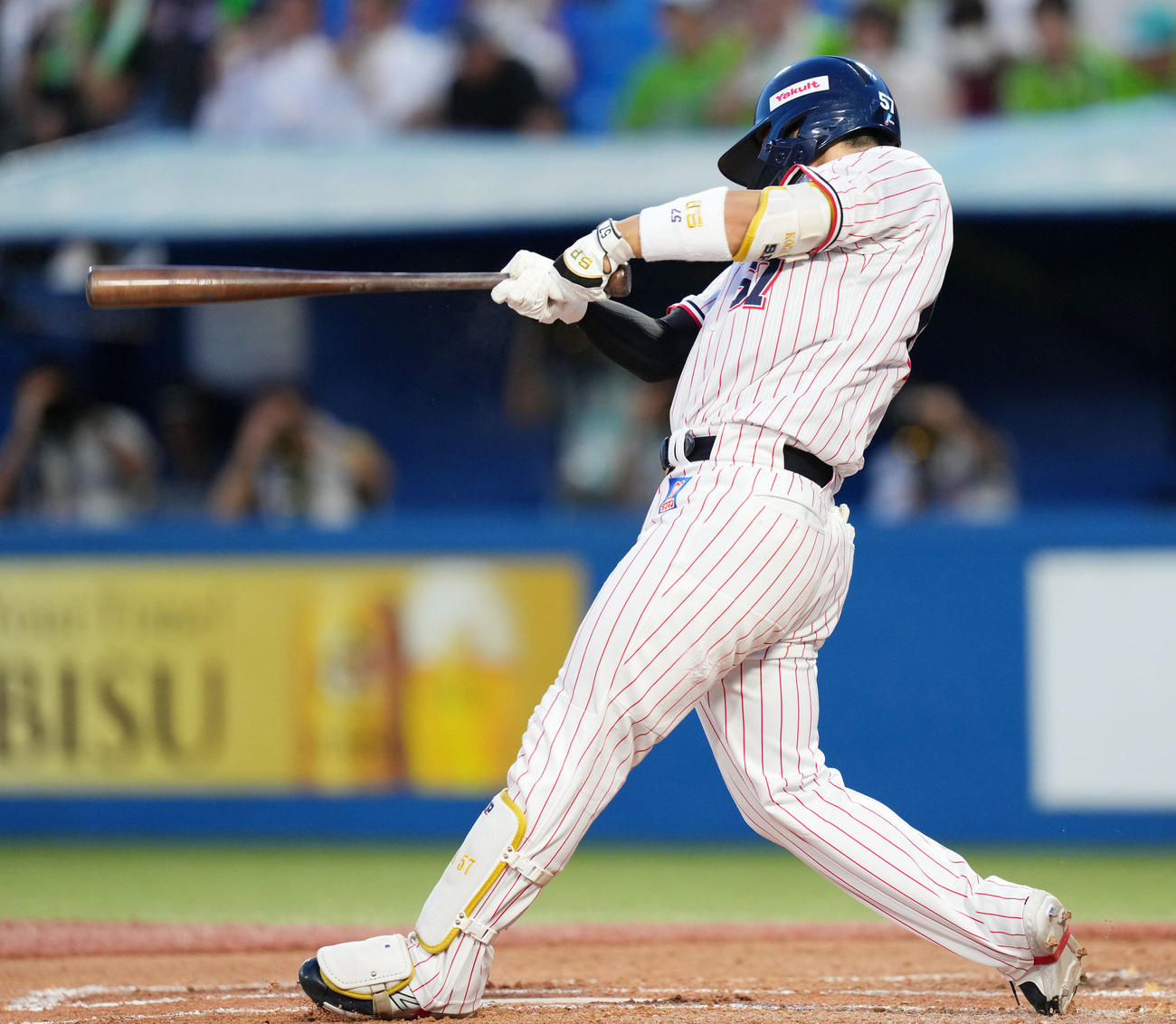 ヤクルト対DeNA 2回裏ヤクルト2死、中越え本塁打を放つ古賀（撮影・横山健太）
