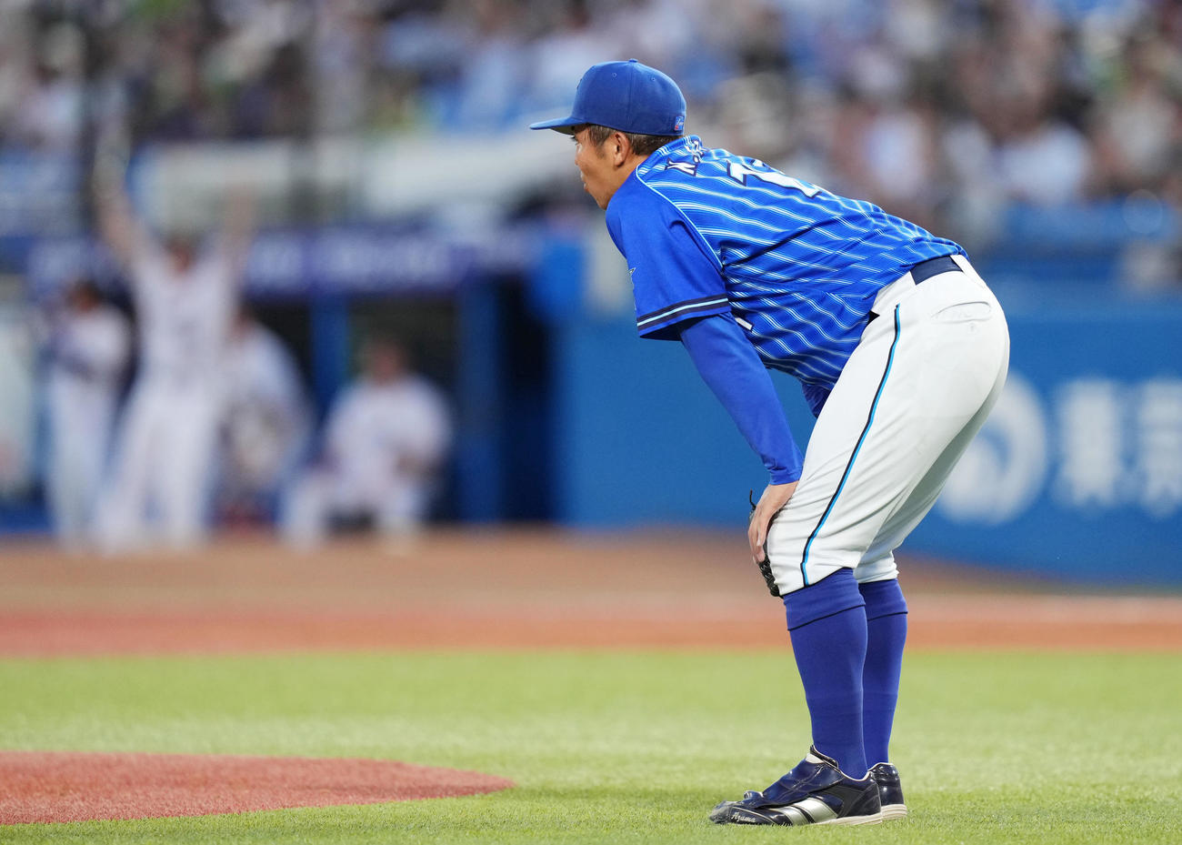 ヤクルト対DeNA 2回裏ヤクルト2死、古賀に中越え本塁打を浴び肩を落とす東（撮影・横山健太）