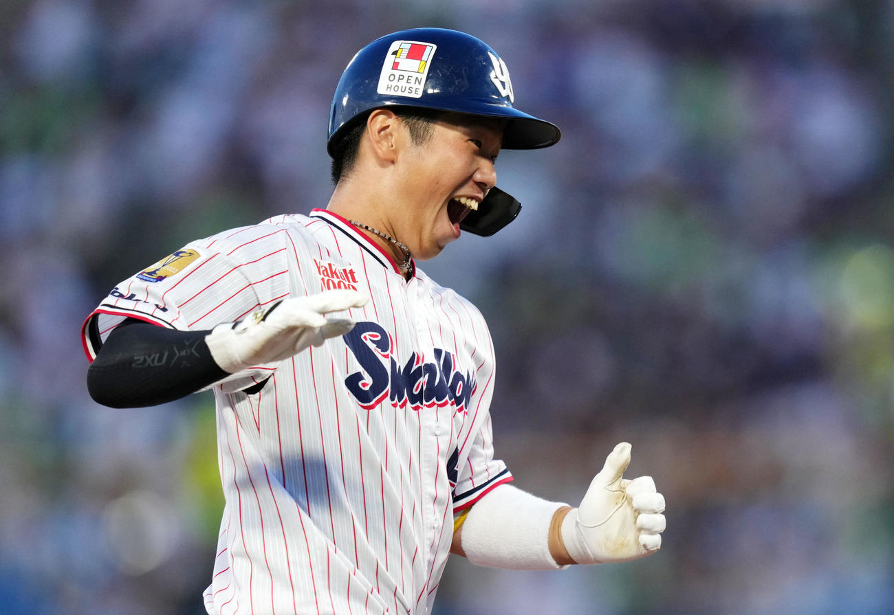 ヤクルト対DeNA 2回裏ヤクルト2死、中越えへのプロ初本塁打を放ち笑顔を見せる古賀（撮影・横山健太）