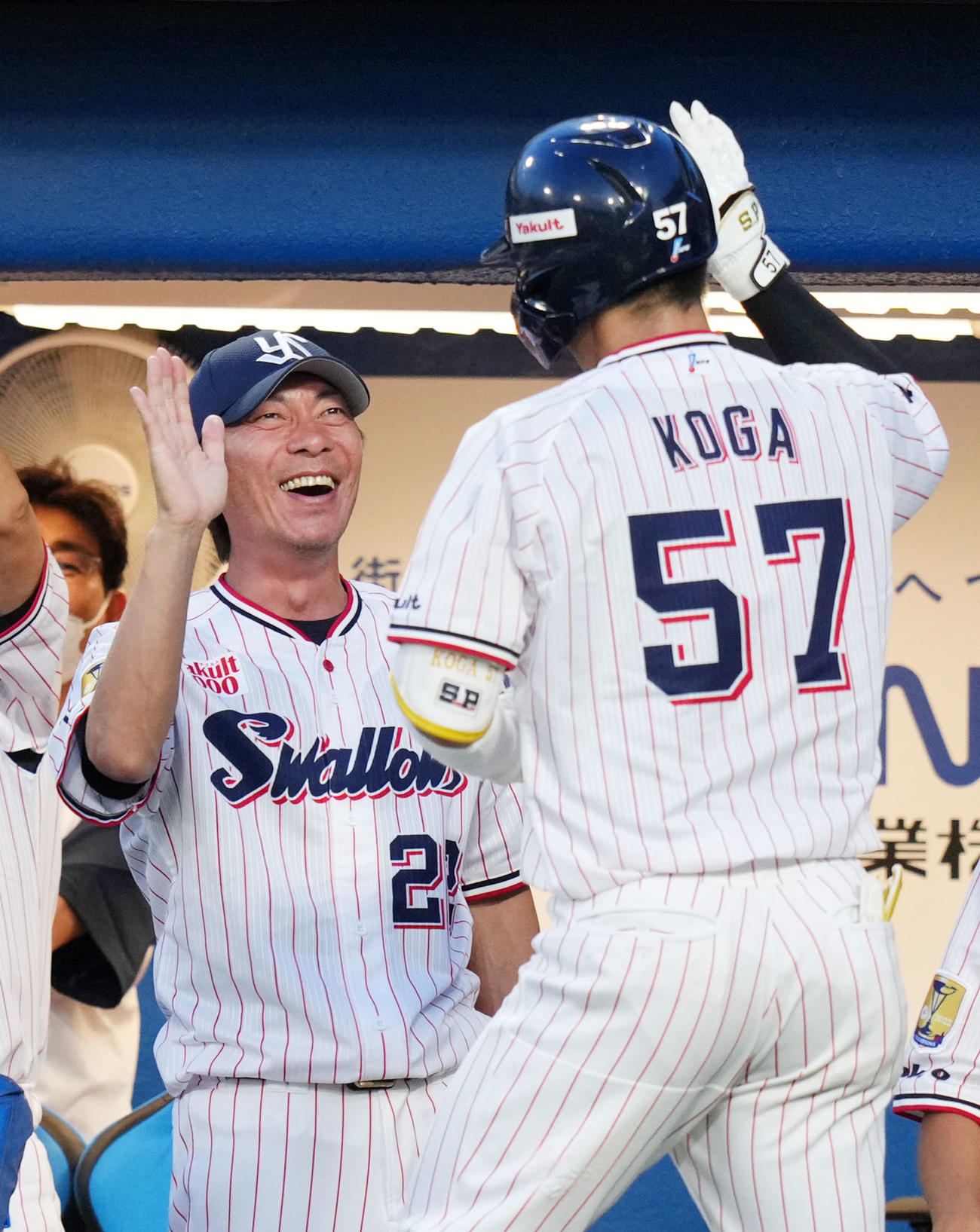 ヤクルト対DeNA 2回裏ヤクルト2死、プロ初本塁打を放った古賀（右）を笑顔で迎える高津監督（撮影・横山健太）