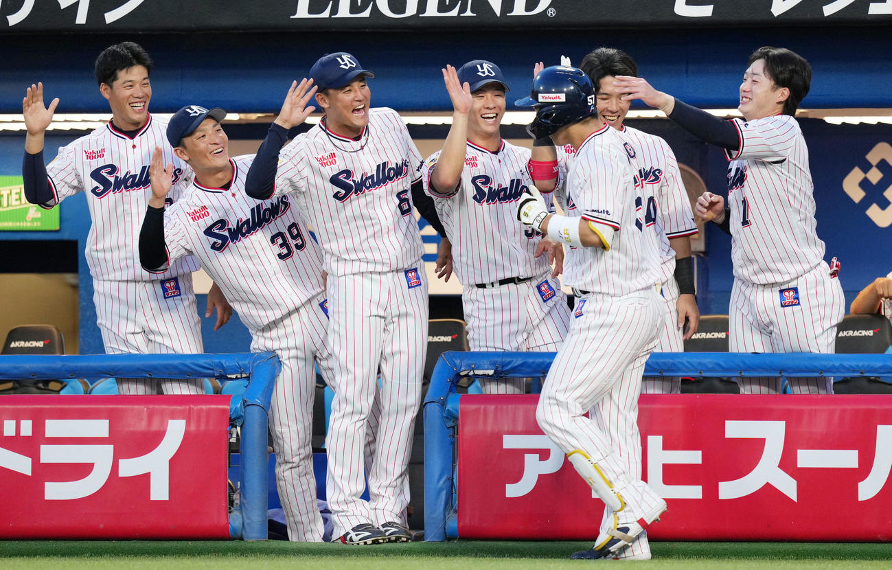 ヤクルト対DeNA 2回裏ヤクルト2死、プロ初本塁打を放った古賀を笑顔で迎えるヤクルトナイン（撮影・横山健太）