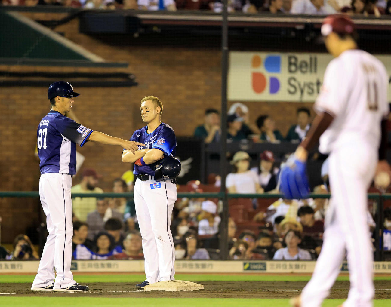 楽天対西武　5回表西武2死一、二塁、長谷川の左前打での三塁走塁妨害についての審議中、腕組みして厳しい表情の栗山（中央）。手前は岸（撮影・浅見桂子）