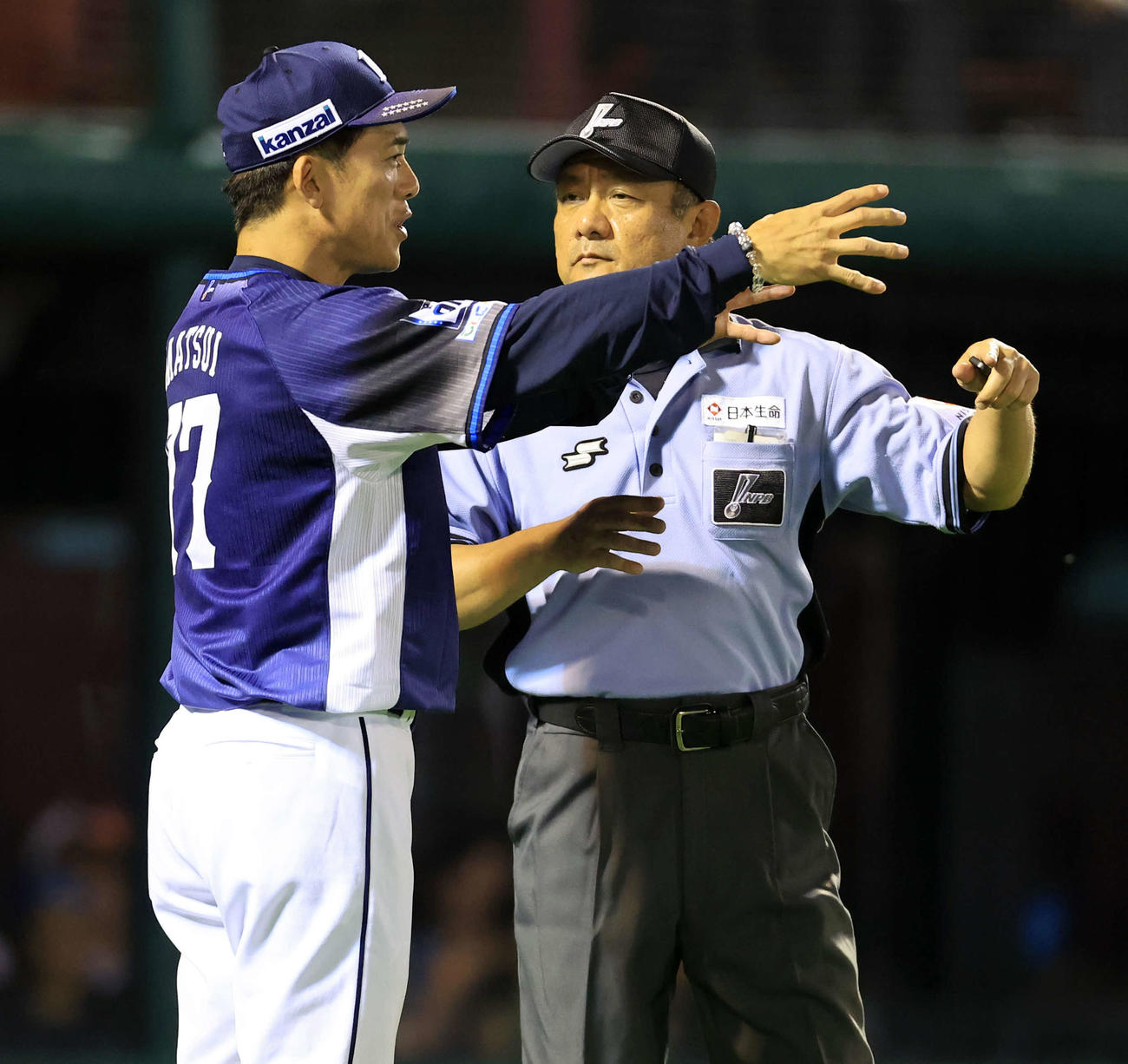 楽天対西武　5回表西武2死一、二塁、長谷川の左前打での三塁走塁妨害について抗議する松井監督（左）（撮影・浅見桂子）