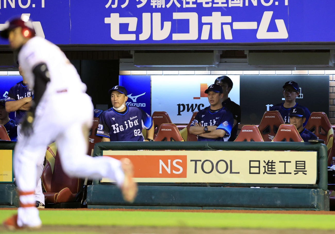 楽天対西武　4回裏楽天1死二、三塁、フランコ（左）に左越え3点本塁打を許し、厳しい表情の松井監督（右）（撮影・浅見桂子）