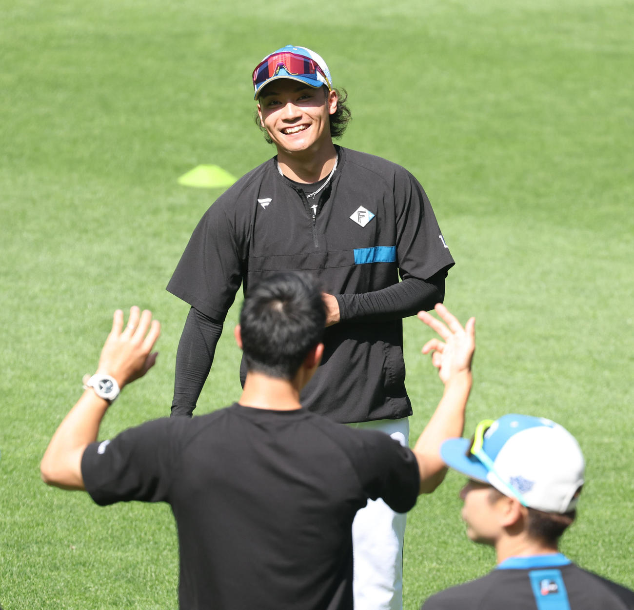 日本ハム対オリックス　笑顔でウオーミングアップをする日本ハム伊藤（撮影・佐藤翔太）