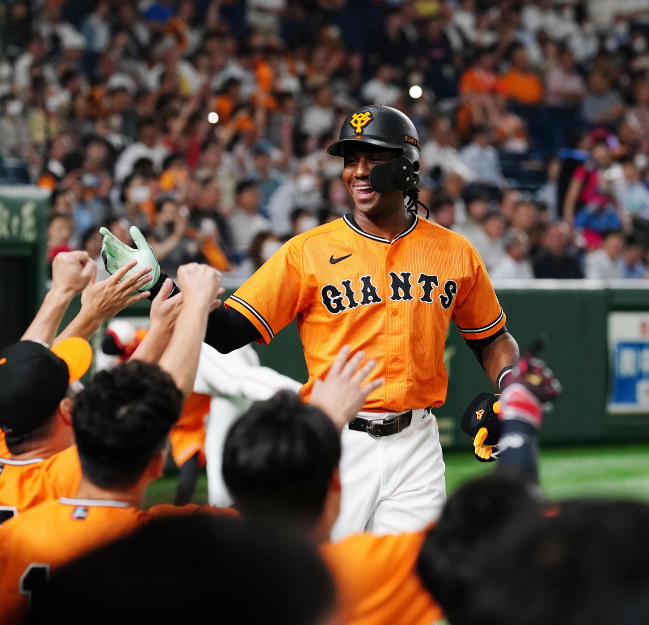 巨人対中日　5回裏巨人2死、ソロ本塁打を放ち、チームメートとタッチを交わすブリンソン（撮影・江口和貴）