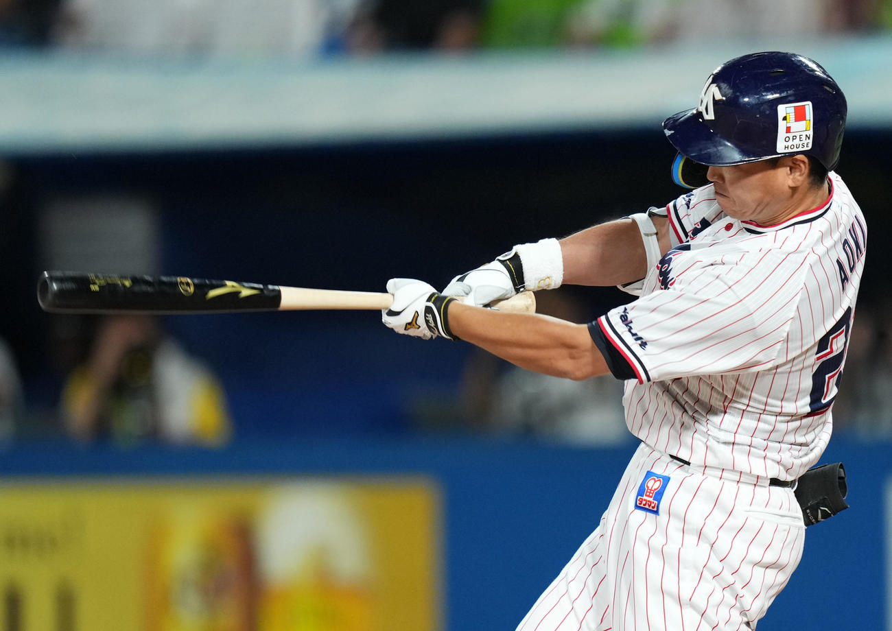 ヤクルト対DeNA 6回裏ヤクルト1死一、二塁、右越え3点本塁打を放つ青木（撮影・横山健太）