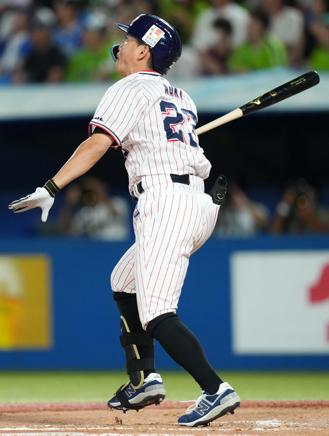 ヤクルト対DeNA 6回裏ヤクルト1死一、二塁、右越え3点本塁打を放つ青木（撮影・横山健太）