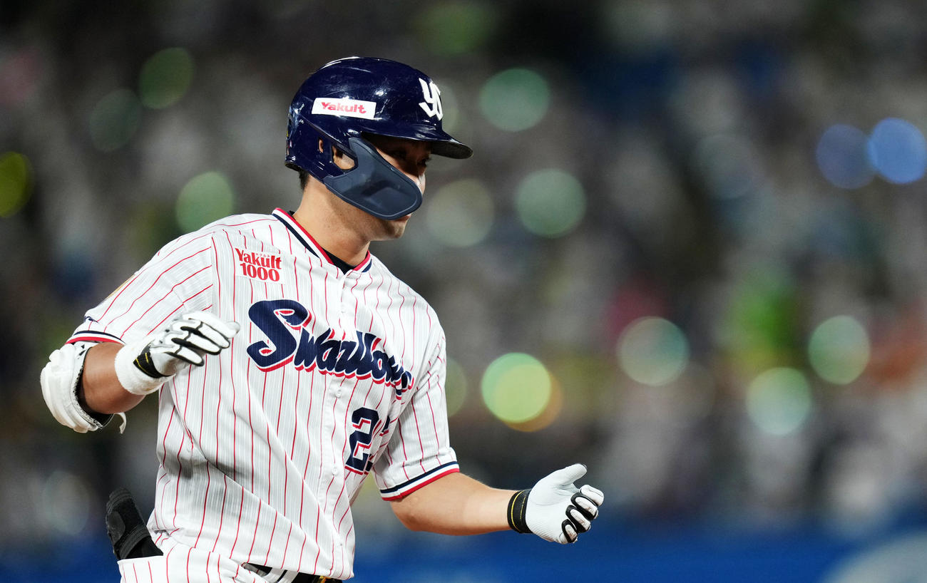 ヤクルト対DeNA 6回裏ヤクルト1死一、二塁、右越え3点本塁打を放つ青木（撮影・横山健太）