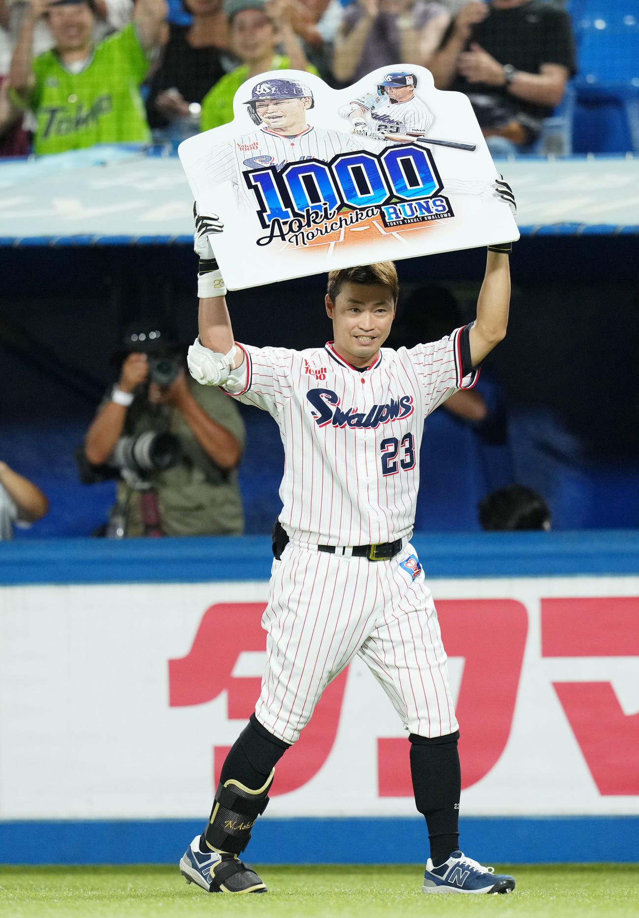 ヤクルト対DeNA 6回裏ヤクルト1死一、二塁、右越え3点本塁打で通算1000得点を達成しボードを掲げる青木（撮影・横山健太）