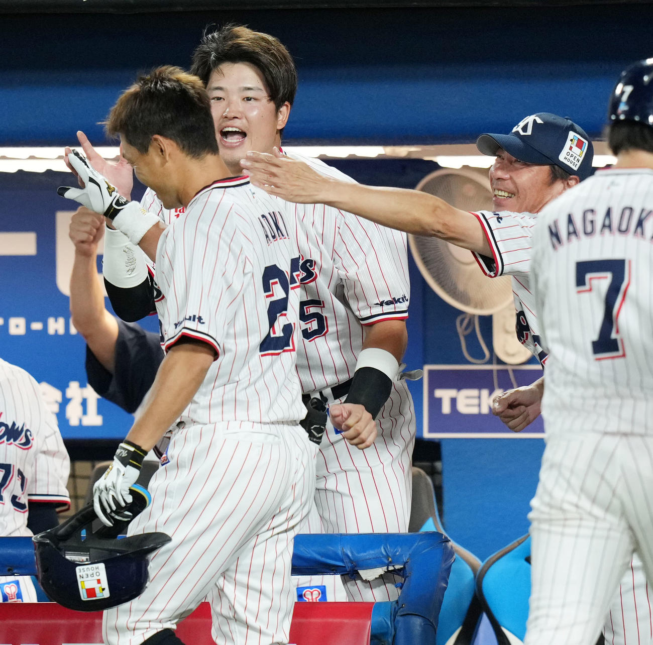 ヤクルト対DeNA 6回裏ヤクルト1死一、二塁、高津監督（右）は先日の広島戦で死球を受けながらも右越え3点本塁打を放った青木（手前）の頭をさわり祝福する（撮影・横山健太）