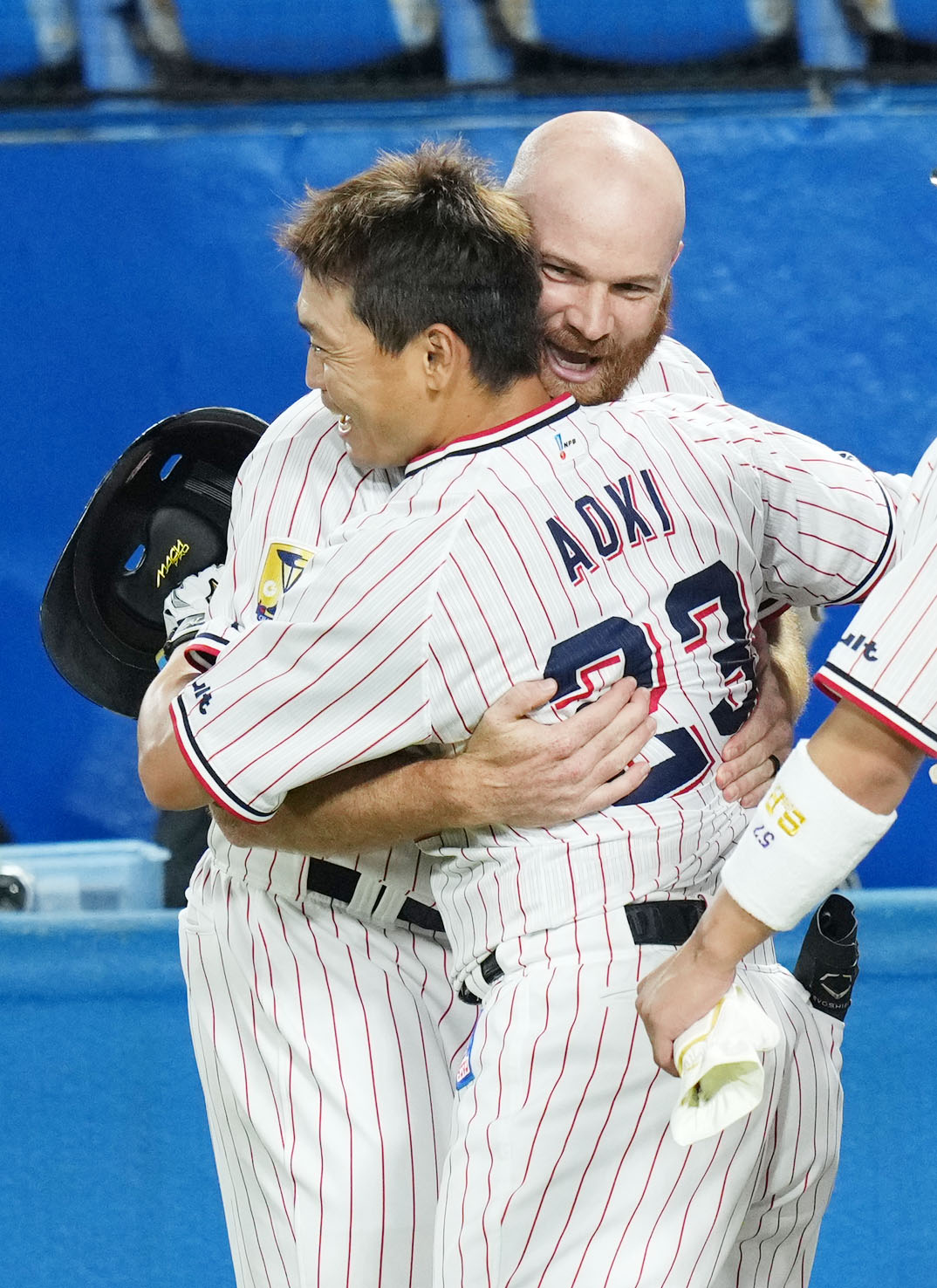 ヤクルト対DeNA 6回裏ヤクルト1死一、二塁、右越え3点本塁打を放ちサイスニード（右）と抱き合う青木（撮影・横山健太）