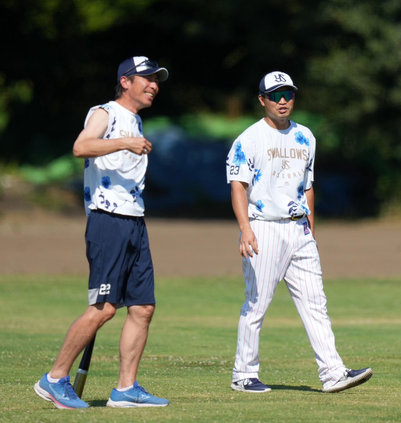 ヤクルト対DeNA　言葉を交わすヤクルト高津監督（左）と青木（撮影・横山健太）