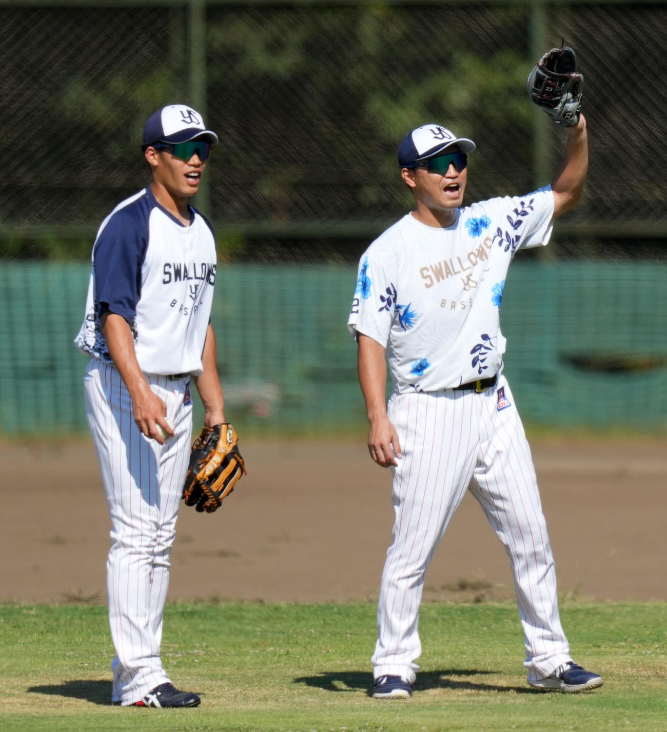 ヤクルト対DeNA　練習をするヤクルト塩見（左）と青木（撮影・横山健太）