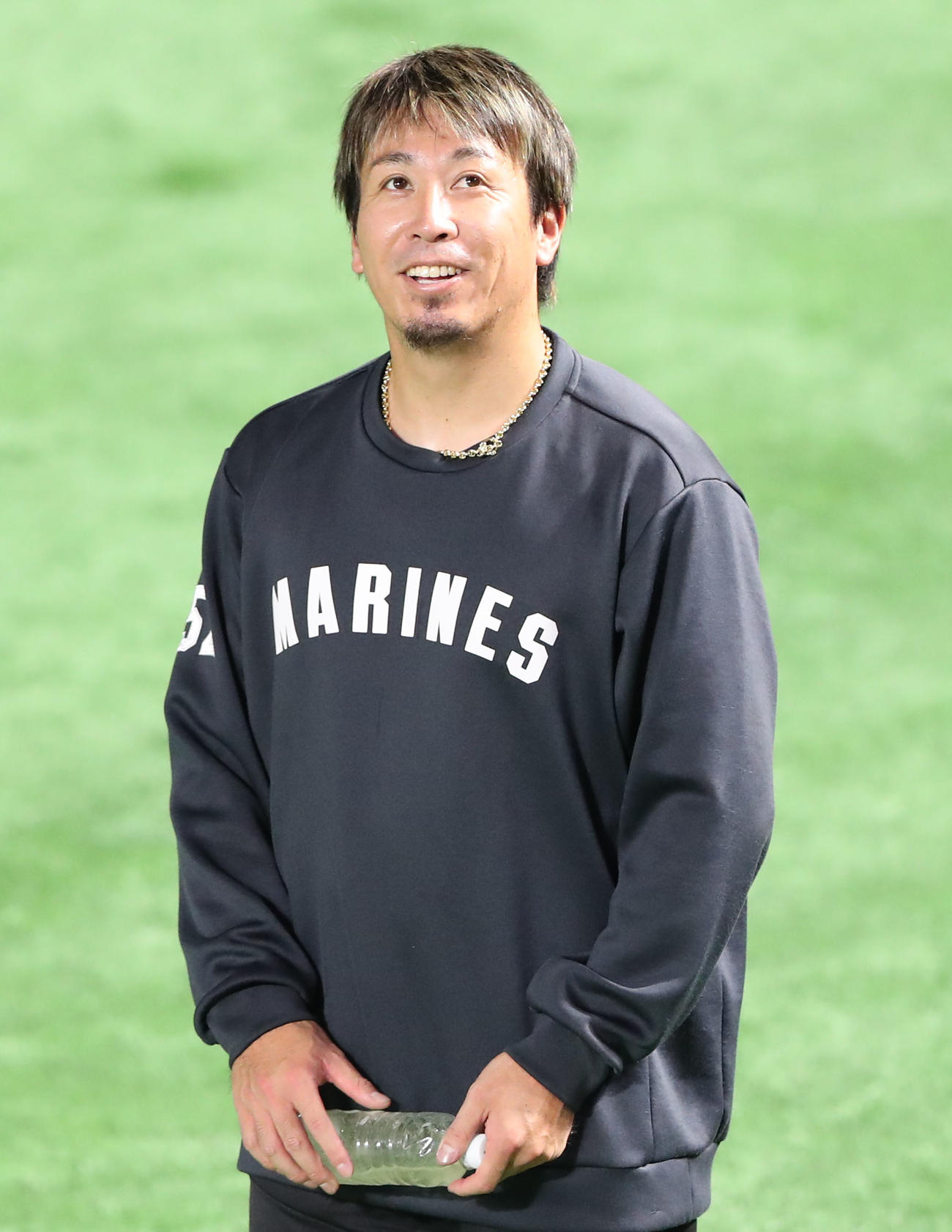 ビジョンを見て笑顔を見せる益田（撮影・梅根麻紀）