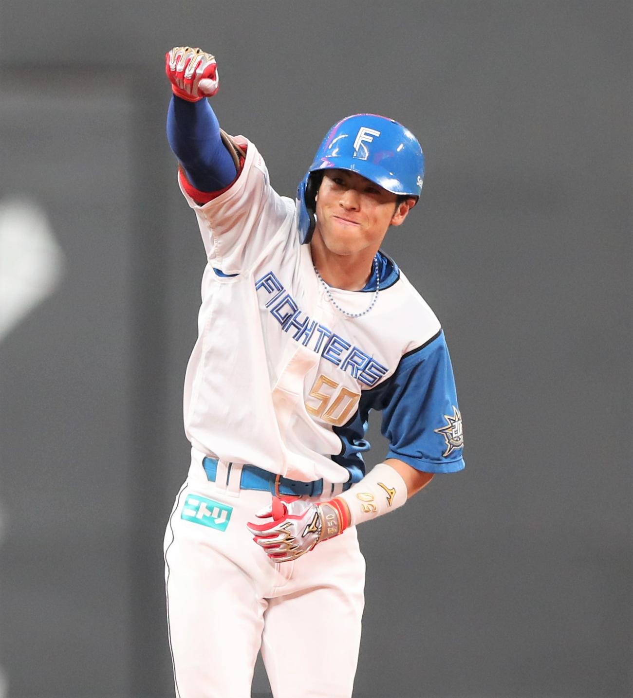 日本ハム対オリックス　4回裏日本ハム2死二、三塁、左前2点適時打を放ちガッツポーズの五十幡（撮影・黒川智章）