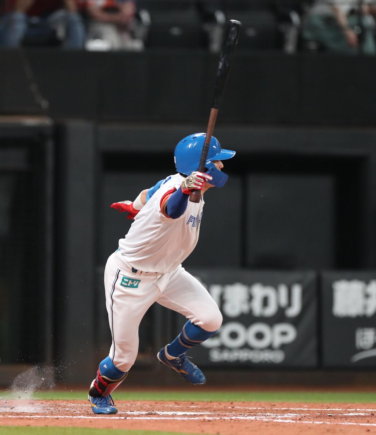 日本ハム対オリックス　4回裏日本ハム2死二、三塁、左前2点適時打を放つ五十幡（撮影・黒川智章）
