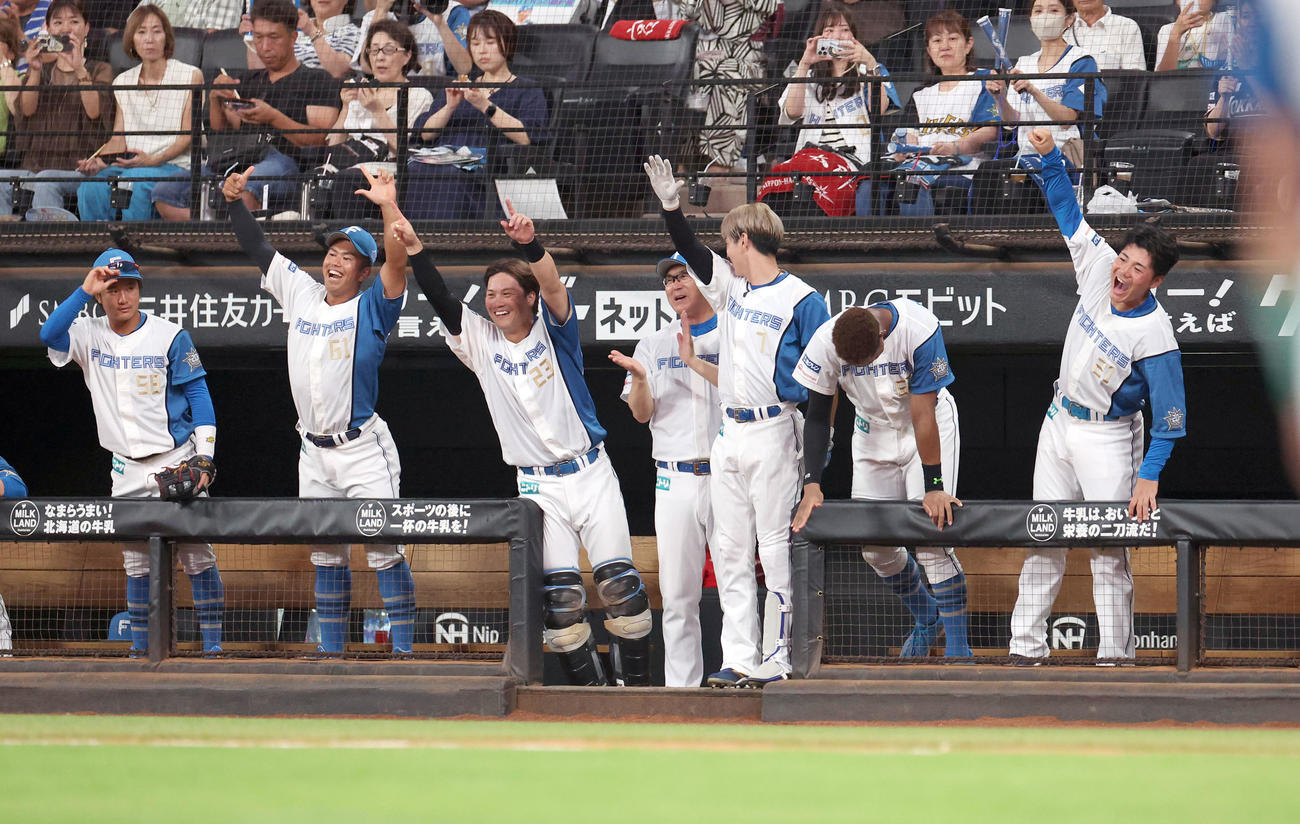日本ハム対オリックス　4回裏日本ハム2死二、三塁、五十幡の左前適時打に歓喜するベンチ（撮影・佐藤翔太）