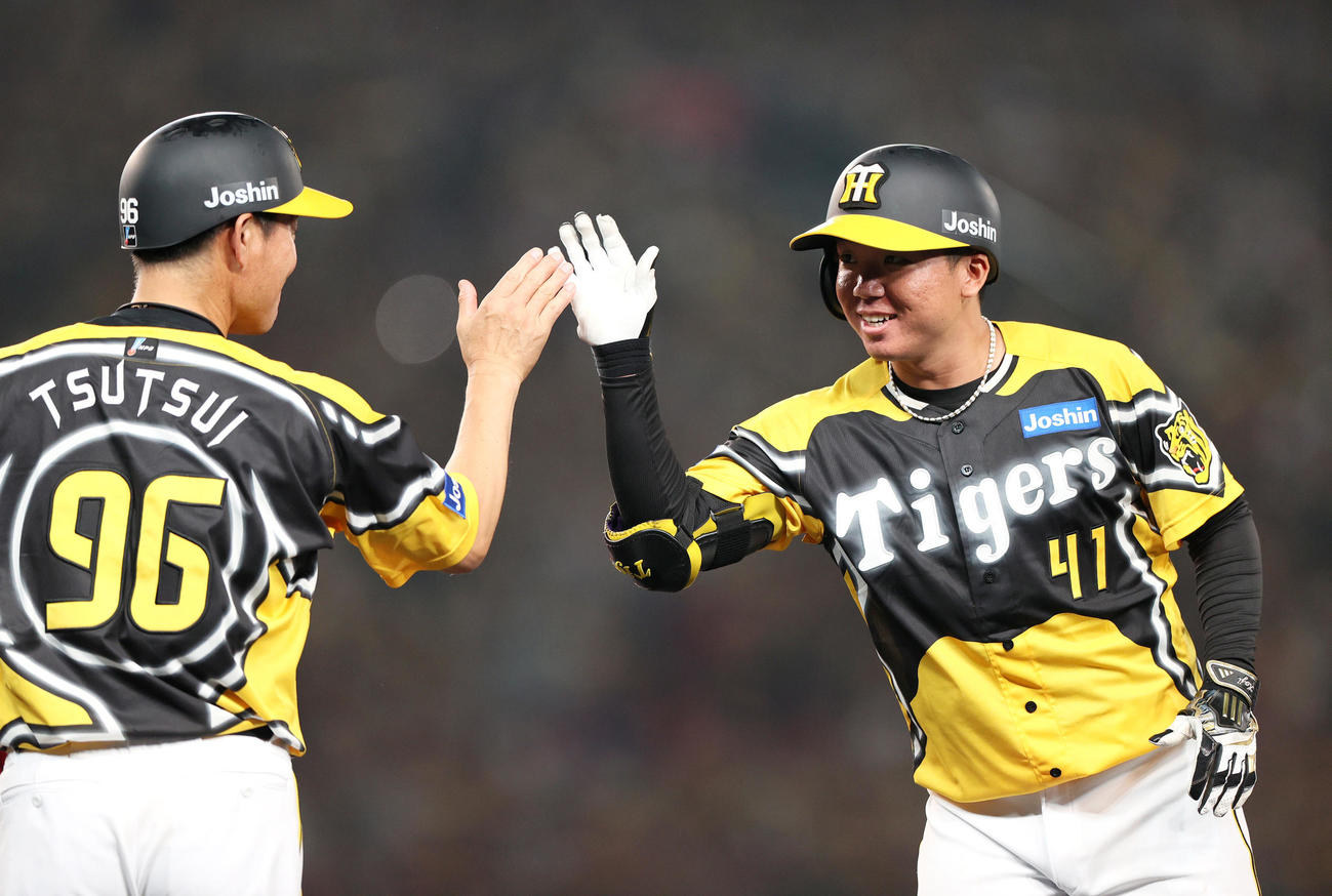 阪神対広島　6回裏阪神2死一、二塁、村上（右）は左前打を放ち笑顔を見せる（撮影・上山淳一）