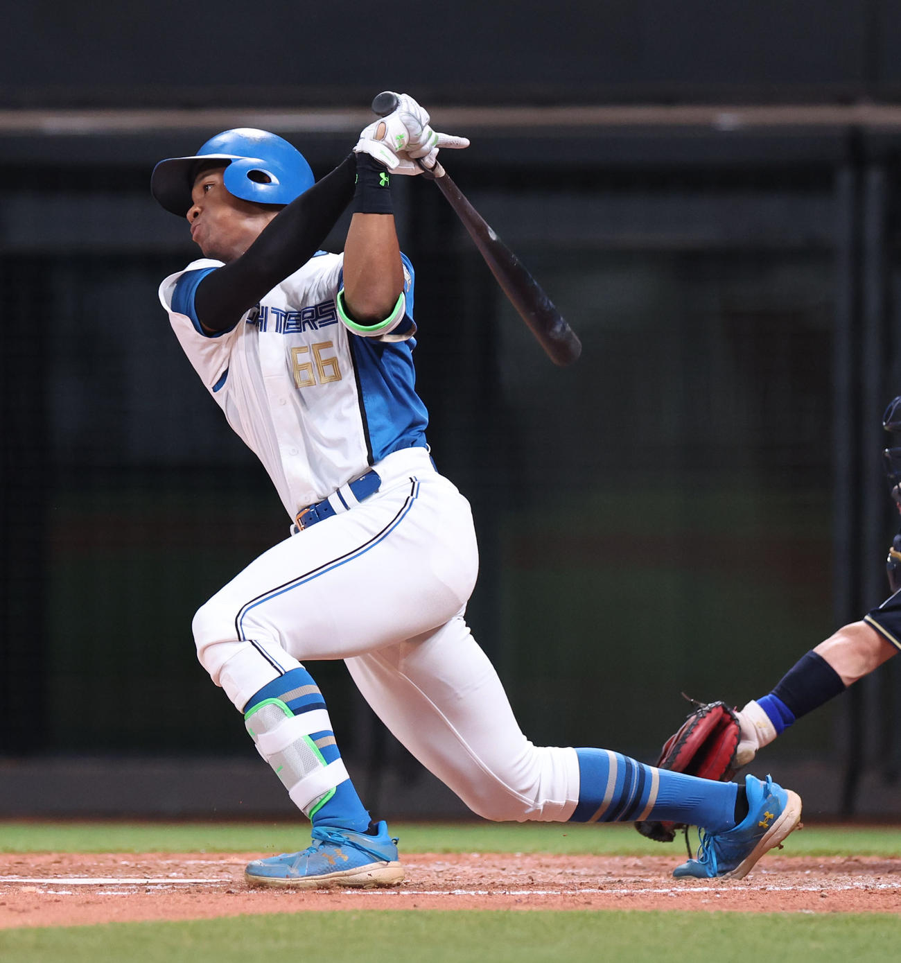 日本ハム対オリックス　5回裏日本ハム無死、万波は中前打を放つ（撮影・佐藤翔太）