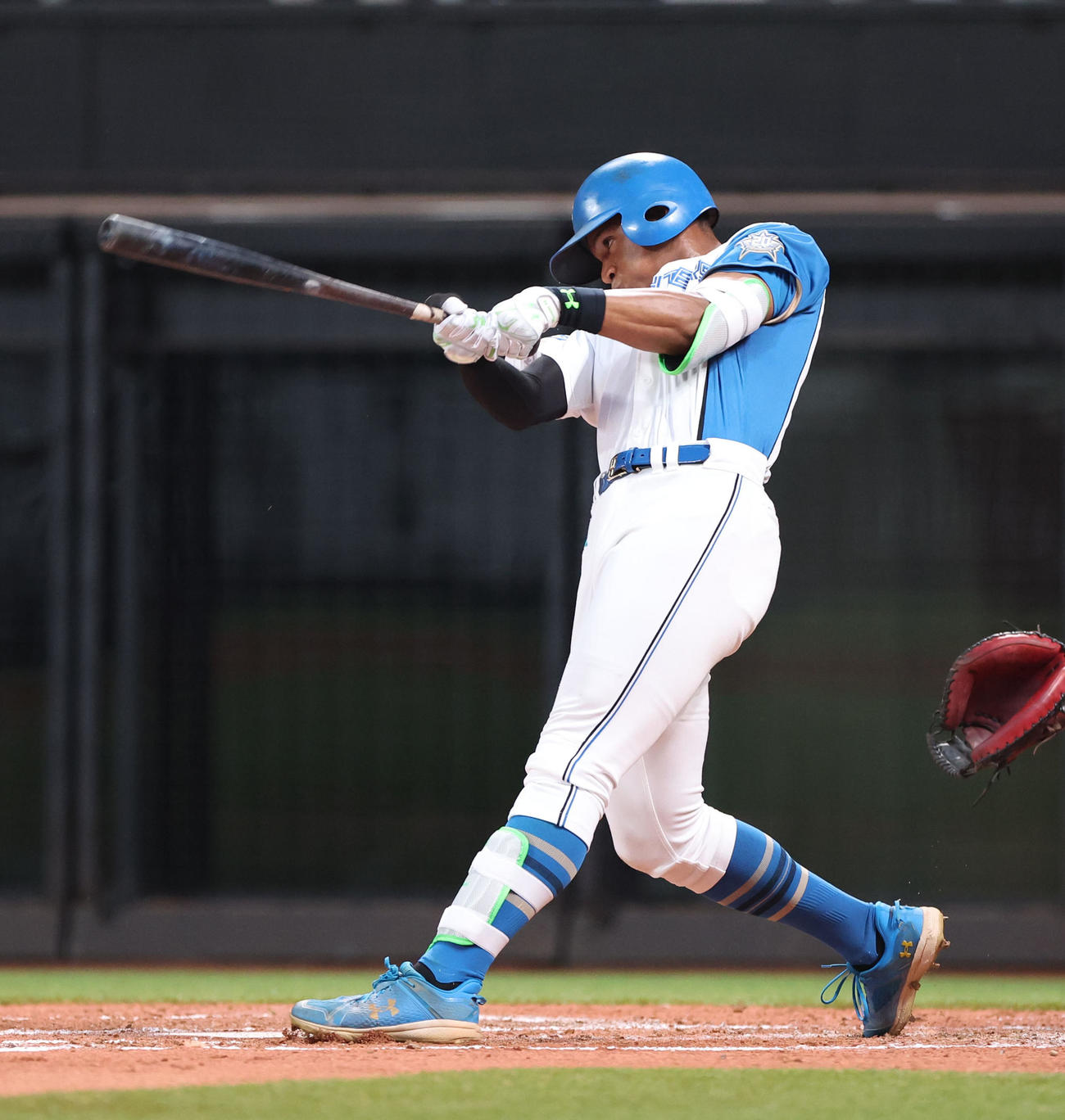 日本ハム対オリックス　4回裏日本ハム無死、万波は左前打を放つ（撮影・佐藤翔太）