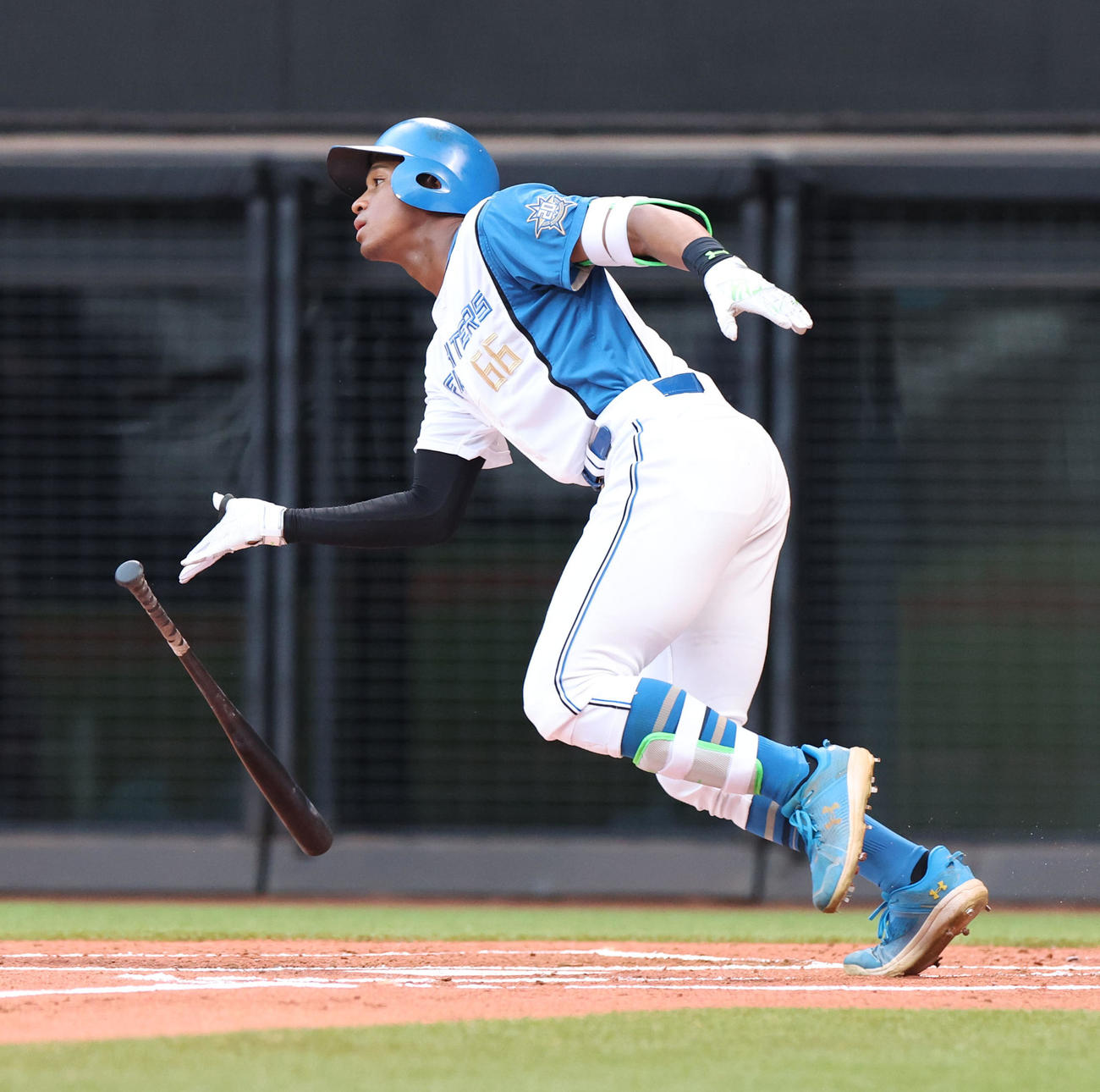 日本ハム対オリックス　1回裏日本ハム2死一塁、万波は右前打を放つ（撮影・佐藤翔太）